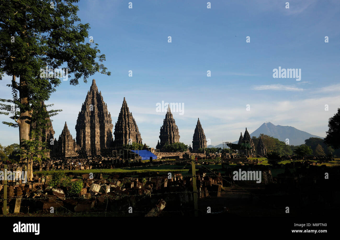 Yogyakarta, Indonésie. Mar 16, 2018. Vue de temple de Prambanan et Merapi montagne lors d'une cérémonie rituelle Tawur Agung Kasanga avant de célébrer Nyepi à Yogyakarta, Indonésie. Balinais Nyepi est ' jour Silence' est que chaque nouvelle année commarated Saka selon calendrier balinais. Credit : Dadang Trimulyanto/Pacific Press/Alamy Live News Banque D'Images Yogyakarta, Indonésie. Mar 16, 2018. Vue de temple de Prambanan et Merapi montagne lors d'une cérémonie rituelle Tawur Agung Kasanga avant de célébrer Nyepi à Yogyakarta, Indonésie. Balinais Nyepi est ' jour Silence' est que chaque nouvelle année commarated Saka selon calendrier balinais. Credit : Dadang Trimulyanto/Pacific Press/Alamy Live News Banque D'Images