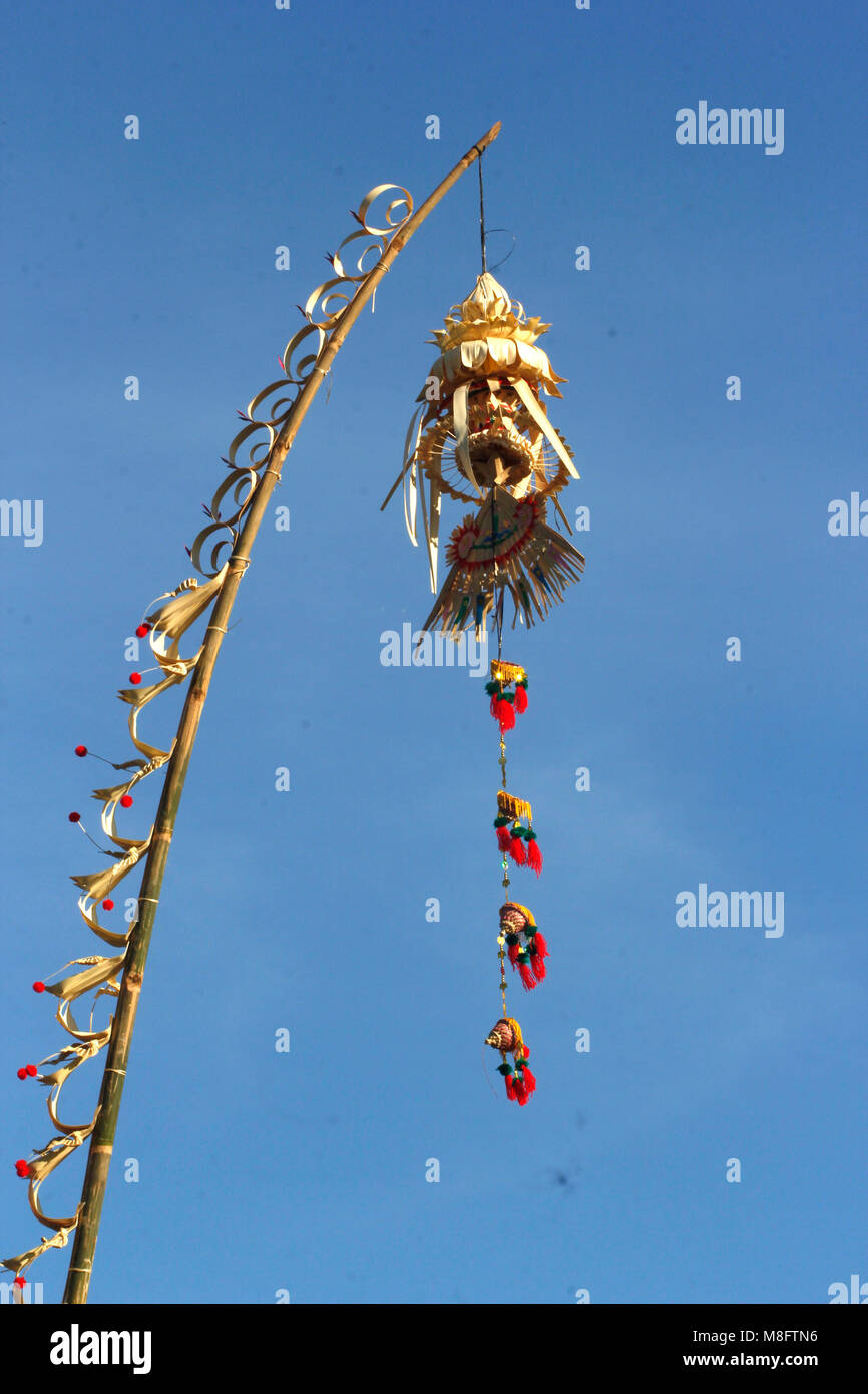 Yogyakarta, Indonésie. Mar 16, 2018. Les jeunes feuilles de noix de coco comme ornement durant la cérémonie rituelle Tawur Agung Kasanga Nyepi avant de célébrations au temple de Prambanan, Yogyakarta, Indonésie. Balinais Nyepi est ' jour Silence' est que chaque nouvelle année commarated Saka selon calendrier balinais. Credit : Dadang Trimulyanto/Pacific Press/Alamy Live News Banque D'Images Yogyakarta, Indonésie. Mar 16, 2018. Les jeunes feuilles de noix de coco comme ornement durant la cérémonie rituelle Tawur Agung Kasanga Nyepi avant de célébrations au temple de Prambanan, Yogyakarta, Indonésie. Balinais Nyepi est ' jour Silence' est que chaque nouvelle année commarated Saka selon calendrier balinais. Credit : Dadang Trimulyanto/Pacific Press/Alamy Live News Banque D'Images