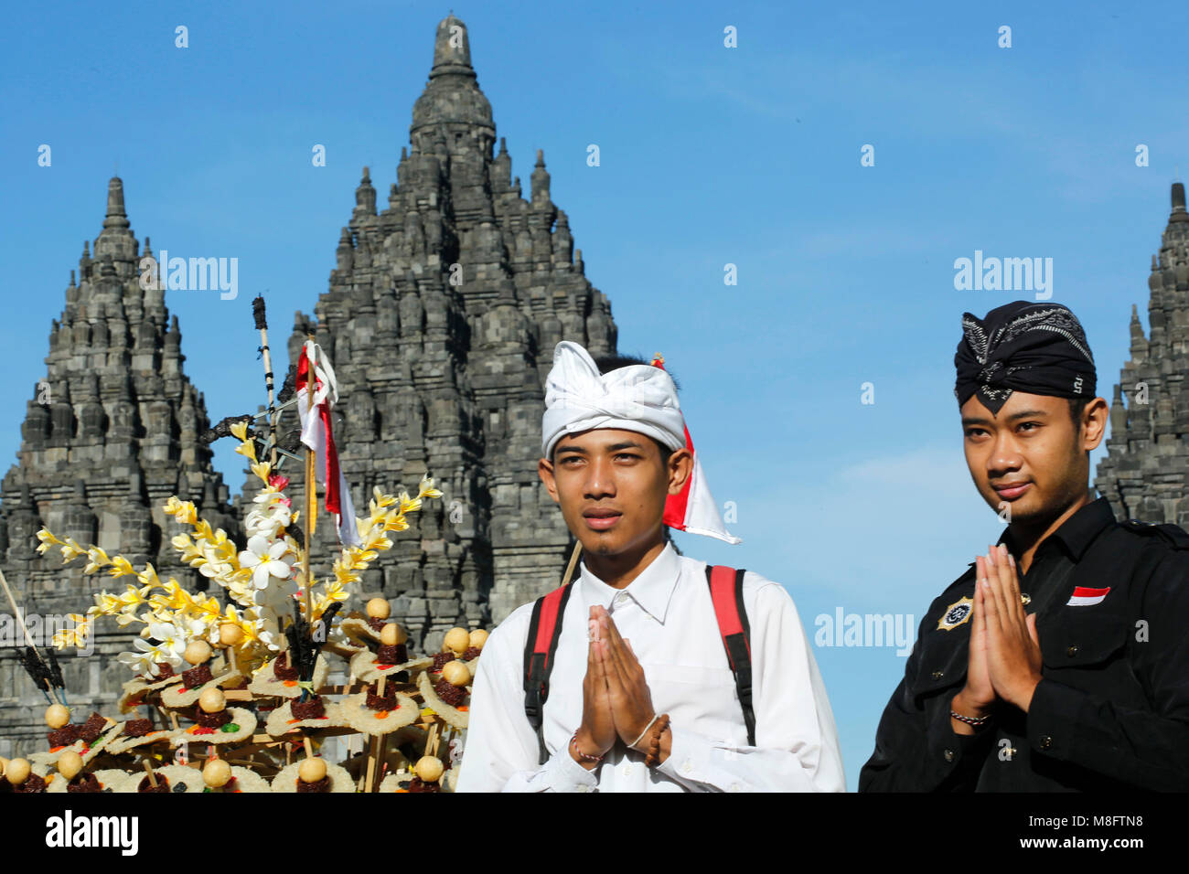 Yogyakarta, Indonésie. Mar 16, 2018. Les Hindous indonésiens assistant à la cérémonie rituelle Tawur Agung Kasanga Nyepi avant de célébrations au temple de Prambanan, Yogyakarta, Indonésie. Balinais Nyepi est ' jour Silence' est que chaque nouvelle année commarated Saka selon calendrier balinais. Credit : Dadang Trimulyanto/Pacific Press/Alamy Live News Banque D'Images Yogyakarta, Indonésie. Mar 16, 2018. Les Hindous indonésiens assistant à la cérémonie rituelle Tawur Agung Kasanga Nyepi avant de célébrations au temple de Prambanan, Yogyakarta, Indonésie. Balinais Nyepi est ' jour Silence' est que chaque nouvelle année commarated Saka selon calendrier balinais. Credit : Dadang Trimulyanto/Pacific Press/Alamy Live News Banque D'Images