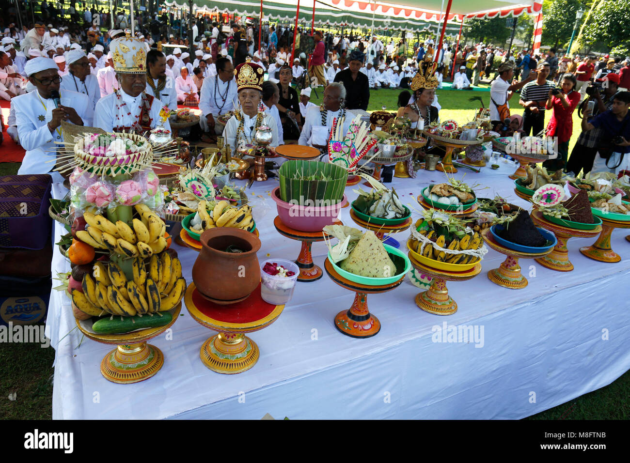 Yogyakarta, Indonésie. Mar 16, 2018. Les Hindous indonésiens assistant à la cérémonie rituelle Tawur Agung Kasanga Nyepi avant de célébrations au temple de Prambanan, Yogyakarta, Indonésie. Balinais Nyepi est ' jour Silence' est que chaque nouvelle année commarated Saka selon calendrier balinais. Credit : Dadang Trimulyanto/Pacific Press/Alamy Live News Banque D'Images Yogyakarta, Indonésie. Mar 16, 2018. Les Hindous indonésiens assistant à la cérémonie rituelle Tawur Agung Kasanga Nyepi avant de célébrations au temple de Prambanan, Yogyakarta, Indonésie. Balinais Nyepi est ' jour Silence' est que chaque nouvelle année commarated Saka selon calendrier balinais. Credit : Dadang Trimulyanto/Pacific Press/Alamy Live News Banque D'Images
