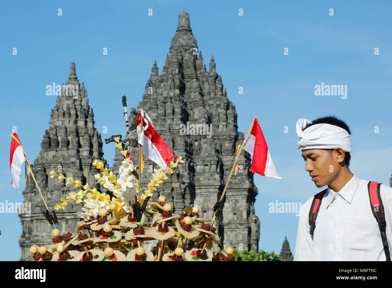 Yogyakarta, Indonésie. Mar 16, 2018. Assister à une cérémonie rituelle hindoue indonésien Tawur Agung Kasanga Nyepi avant de célébrations au temple de Prambanan, Yogyakarta, Indonésie. Balinais Nyepi est ' jour Silence' est que chaque nouvelle année commarated Saka selon calendrier balinais. Credit : Dadang Trimulyanto/Pacific Press/Alamy Live News Banque D'Images Yogyakarta, Indonésie. Mar 16, 2018. Assister à une cérémonie rituelle hindoue indonésien Tawur Agung Kasanga Nyepi avant de célébrations au temple de Prambanan, Yogyakarta, Indonésie. Balinais Nyepi est ' jour Silence' est que chaque nouvelle année commarated Saka selon calendrier balinais. Credit : Dadang Trimulyanto/Pacific Press/Alamy Live News Banque D'Images