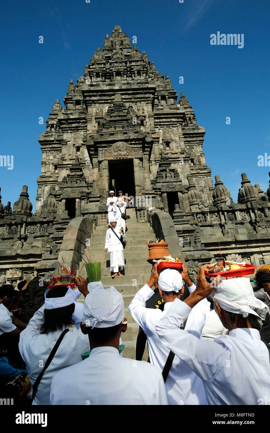 Yogyakarta, Indonésie. Mar 16, 2018. Les Hindous indonésiens holding les offrandes au cours de la cérémonie rituelle Tawur Agung Kasanga Nyepi avant de célébrations au temple de Prambanan, Yogyakarta, Indonésie. Balinais Nyepi est ' jour Silence' est que chaque nouvelle année commarated Saka selon calendrier balinais. Credit : Dadang Trimulyanto/Pacific Press/Alamy Live News Banque D'Images Yogyakarta, Indonésie. Mar 16, 2018. Les Hindous indonésiens holding les offrandes au cours de la cérémonie rituelle Tawur Agung Kasanga Nyepi avant de célébrations au temple de Prambanan, Yogyakarta, Indonésie. Balinais Nyepi est ' jour Silence' est que chaque nouvelle année commarated Saka selon calendrier balinais. Credit : Dadang Trimulyanto/Pacific Press/Alamy Live News Banque D'Images