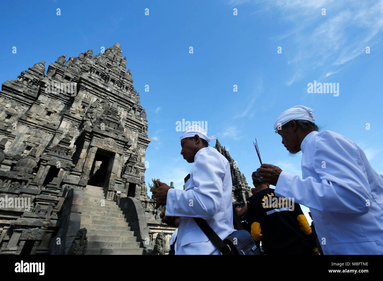 Yogyakarta, Indonésie. Mar 16, 2018. Les Hindous indonésiens holding les offrandes au cours de la cérémonie rituelle Tawur Agung Kasanga Nyepi avant de célébrations au temple de Prambanan, Yogyakarta, Indonésie. Balinais Nyepi est ' jour Silence' est que chaque nouvelle année commarated Saka selon calendrier balinais. Credit : Dadang Trimulyanto/Pacific Press/Alamy Live News Banque D'Images Yogyakarta, Indonésie. Mar 16, 2018. Les Hindous indonésiens holding les offrandes au cours de la cérémonie rituelle Tawur Agung Kasanga Nyepi avant de célébrations au temple de Prambanan, Yogyakarta, Indonésie. Balinais Nyepi est ' jour Silence' est que chaque nouvelle année commarated Saka selon calendrier balinais. Credit : Dadang Trimulyanto/Pacific Press/Alamy Live News Banque D'Images