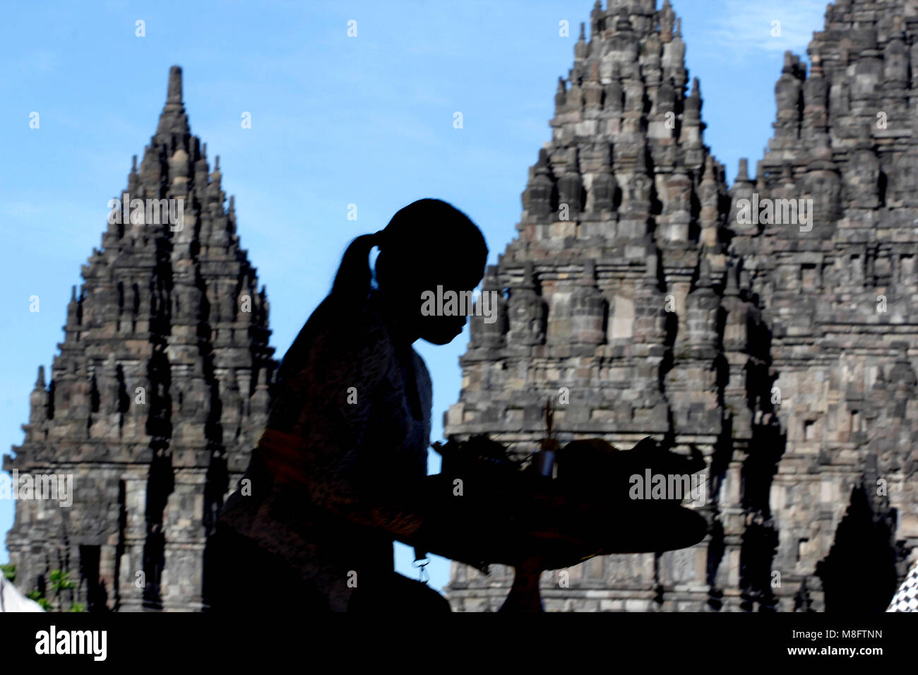 Yogyakarta, Indonésie. Mar 16, 2018. Un indonésien hindous préparer les offrandes au cours de la cérémonie rituelle Tawur Agung Kasanga Nyepi avant de célébrations au temple de Prambanan, Yogyakarta, Indonésie. Balinais Nyepi est ' jour Silence' est que chaque nouvelle année commarated Saka selon calendrier balinais. Credit : Dadang Trimulyanto/Pacific Press/Alamy Live News Banque D'Images Yogyakarta, Indonésie. Mar 16, 2018. Un indonésien hindous préparer les offrandes au cours de la cérémonie rituelle Tawur Agung Kasanga Nyepi avant de célébrations au temple de Prambanan, Yogyakarta, Indonésie. Balinais Nyepi est ' jour Silence' est que chaque nouvelle année commarated Saka selon calendrier balinais. Credit : Dadang Trimulyanto/Pacific Press/Alamy Live News Banque D'Images