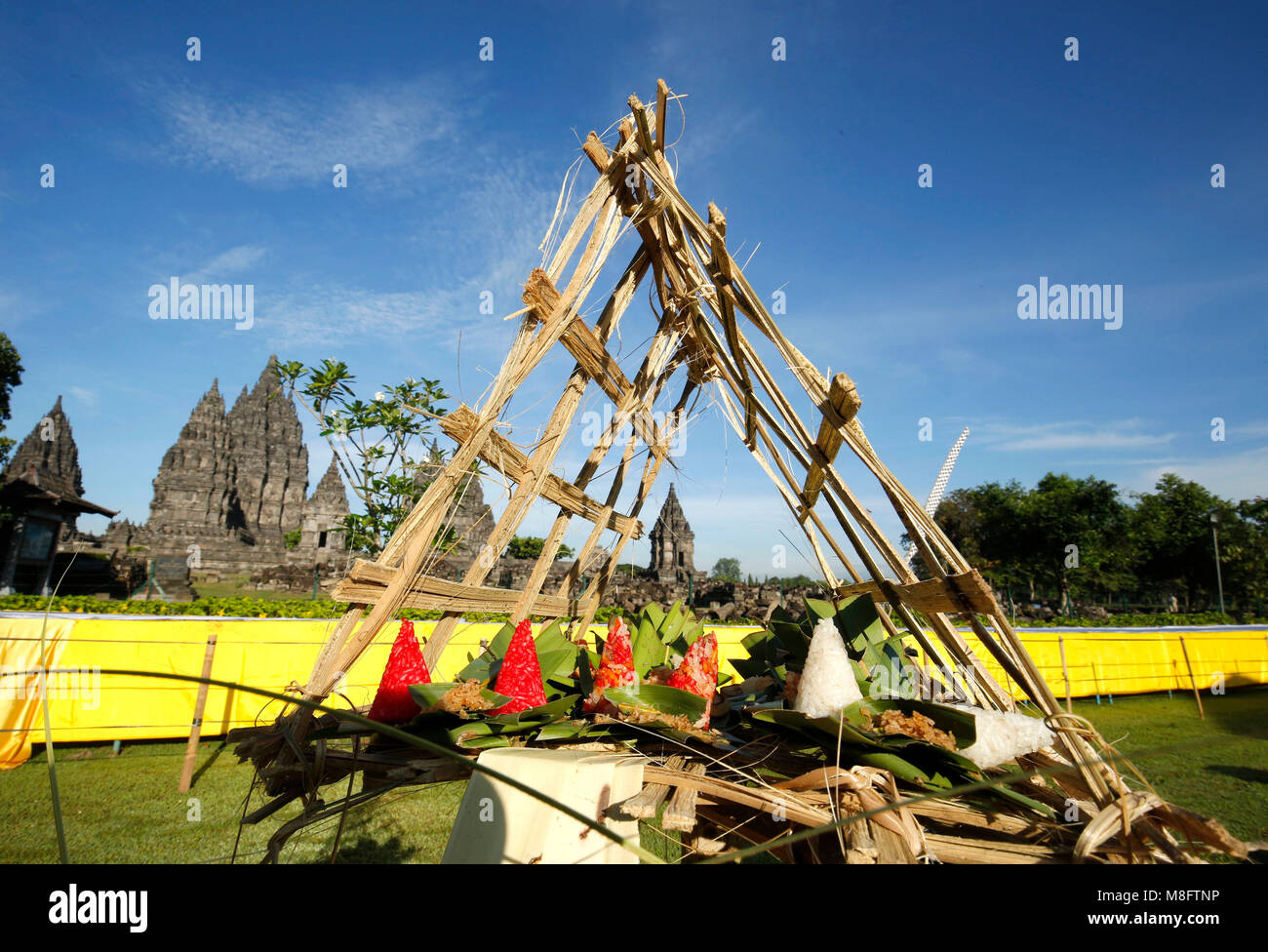 Yogyakarta, Indonésie. Mar 16, 2018. Les offrandes s'affiche au cours de la cérémonie rituelle Tawur Agung Kasanga Nyepi avant de célébrations au temple de Prambanan, Yogyakarta, Indonésie. Balinais Nyepi est ' jour Silence' est que chaque nouvelle année commarated Saka selon calendrier balinais. Credit : Dadang Trimulyanto/Pacific Press/Alamy Live News Banque D'Images Yogyakarta, Indonésie. Mar 16, 2018. Les offrandes s'affiche au cours de la cérémonie rituelle Tawur Agung Kasanga Nyepi avant de célébrations au temple de Prambanan, Yogyakarta, Indonésie. Balinais Nyepi est ' jour Silence' est que chaque nouvelle année commarated Saka selon calendrier balinais. Credit : Dadang Trimulyanto/Pacific Press/Alamy Live News Banque D'Images