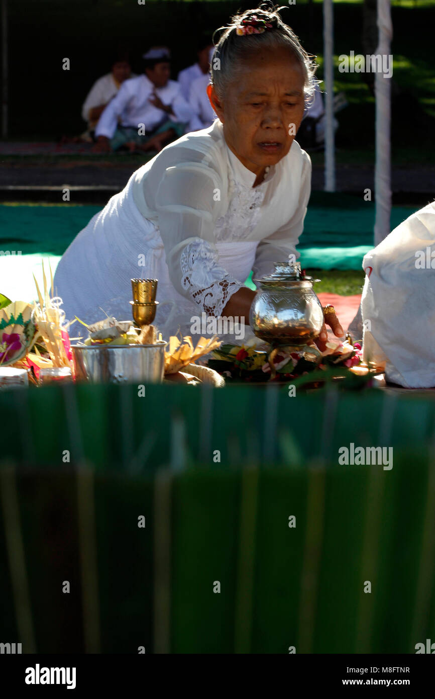Yogyakarta, Indonésie. Mar 16, 2018. Un hindou indonésien préparer les offrandes au cours de la cérémonie rituelle Tawur Agung Kasanga Nyepi avant de célébrations au temple de Prambanan, Yogyakarta, Indonésie. Balinais Nyepi est ' jour Silence' est que chaque nouvelle année commarated Saka selon calendrier balinais. Credit : Dadang Trimulyanto/Pacific Press/Alamy Live News Banque D'Images Yogyakarta, Indonésie. Mar 16, 2018. Un hindou indonésien préparer les offrandes au cours de la cérémonie rituelle Tawur Agung Kasanga Nyepi avant de célébrations au temple de Prambanan, Yogyakarta, Indonésie. Balinais Nyepi est ' jour Silence' est que chaque nouvelle année commarated Saka selon calendrier balinais. Credit : Dadang Trimulyanto/Pacific Press/Alamy Live News Banque D'Images