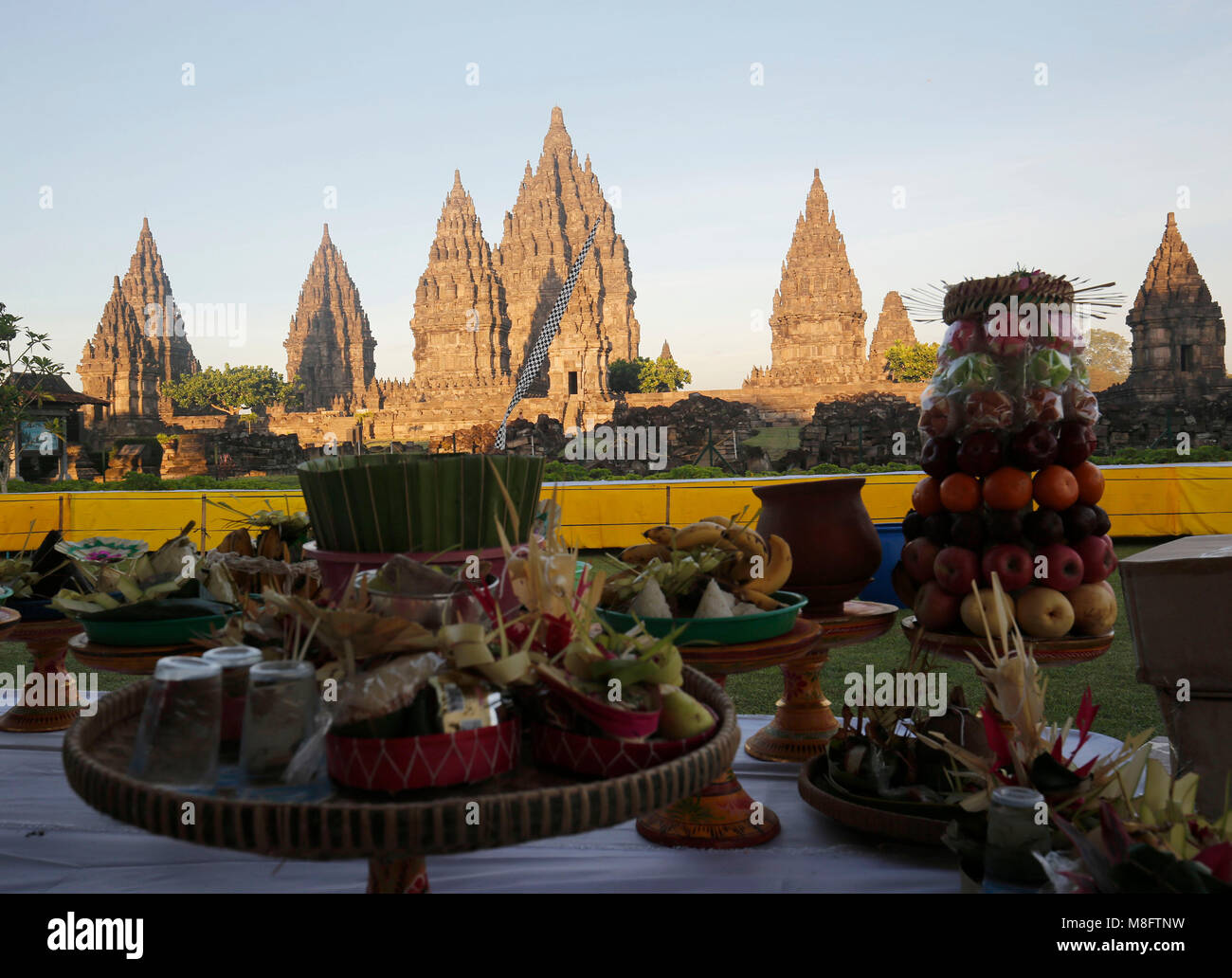 Yogyakarta, Indonésie. Mar 16, 2018. Les offrandes s'affiche au cours de la cérémonie rituelle Tawur Agung Kasanga Nyepi avant de célébrations au temple de Prambanan, Yogyakarta, Indonésie. Balinais Nyepi est ' jour Silence' est que chaque nouvelle année commarated Saka selon calendrier balinais. Credit : Dadang Trimulyanto/Pacific Press/Alamy Live News Banque D'Images Yogyakarta, Indonésie. Mar 16, 2018. Les offrandes s'affiche au cours de la cérémonie rituelle Tawur Agung Kasanga Nyepi avant de célébrations au temple de Prambanan, Yogyakarta, Indonésie. Balinais Nyepi est ' jour Silence' est que chaque nouvelle année commarated Saka selon calendrier balinais. Credit : Dadang Trimulyanto/Pacific Press/Alamy Live News Banque D'Images