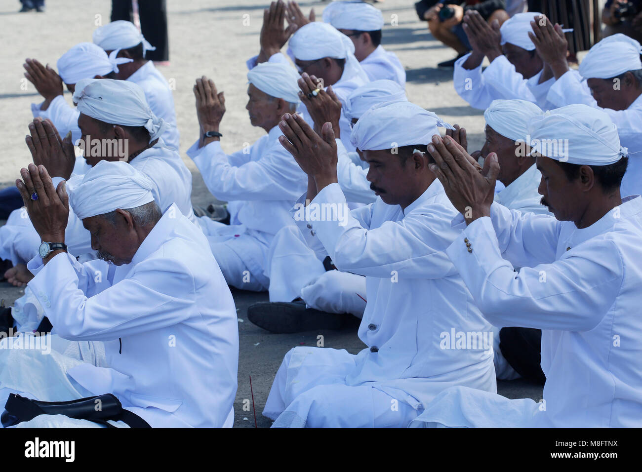 Yogyakarta, Indonésie. Mar 16, 2018. Les Hindous indonésiens priant durant la cérémonie rituelle Tawur Agung Kasanga Nyepi avant de célébrations au temple de Prambanan, Yogyakarta, Indonésie. Balinais Nyepi est ' jour Silence' est que chaque nouvelle année commarated Saka selon calendrier balinais. Credit : Dadang Trimulyanto/Pacific Press/Alamy Live News Banque D'Images Yogyakarta, Indonésie. Mar 16, 2018. Les Hindous indonésiens priant durant la cérémonie rituelle Tawur Agung Kasanga Nyepi avant de célébrations au temple de Prambanan, Yogyakarta, Indonésie. Balinais Nyepi est ' jour Silence' est que chaque nouvelle année commarated Saka selon calendrier balinais. Credit : Dadang Trimulyanto/Pacific Press/Alamy Live News Banque D'Images