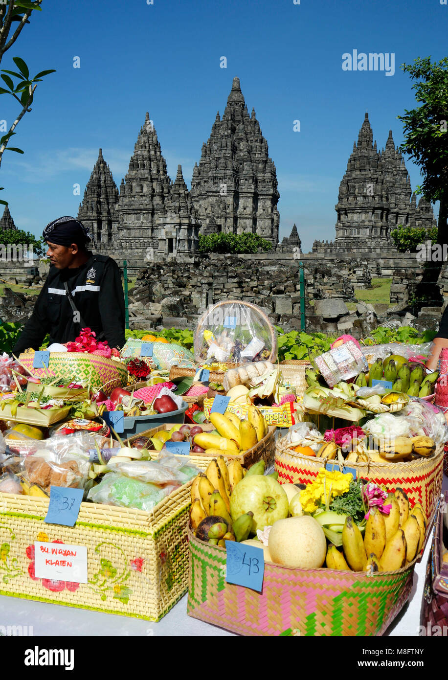 Yogyakarta, Indonésie. Mar 16, 2018. Les offrandes s'affiche au cours de la cérémonie rituelle Tawur Agung Kasanga Nyepi avant de célébrations au temple de Prambanan, Yogyakarta, Indonésie. Balinais Nyepi est ' jour Silence' est que chaque nouvelle année commarated Saka selon calendrier balinais. Credit : Dadang Trimulyanto/Pacific Press/Alamy Live News Banque D'Images Yogyakarta, Indonésie. Mar 16, 2018. Les offrandes s'affiche au cours de la cérémonie rituelle Tawur Agung Kasanga Nyepi avant de célébrations au temple de Prambanan, Yogyakarta, Indonésie. Balinais Nyepi est ' jour Silence' est que chaque nouvelle année commarated Saka selon calendrier balinais. Credit : Dadang Trimulyanto/Pacific Press/Alamy Live News Banque D'Images