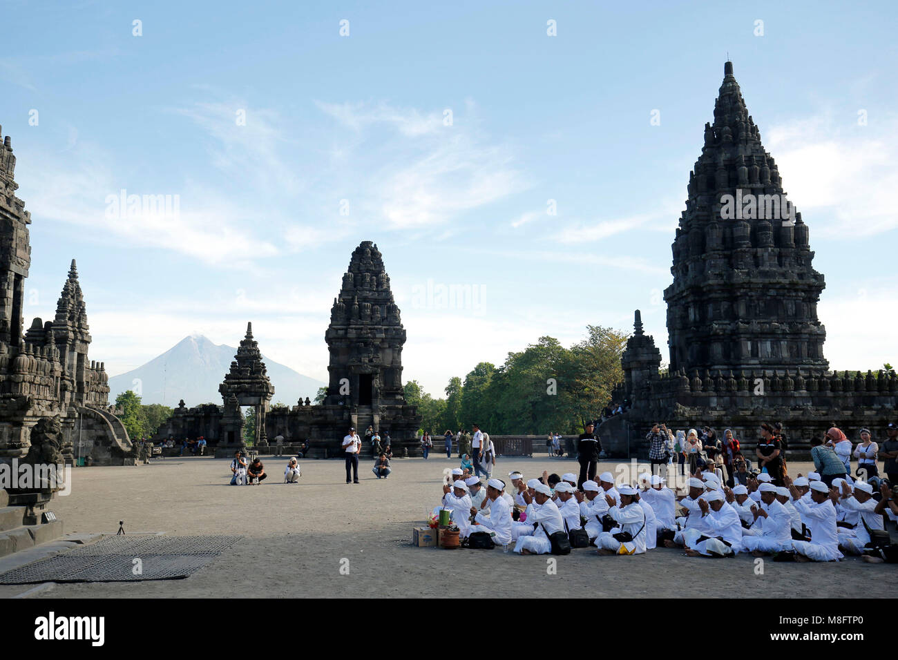 Yogyakarta, Indonésie. Mar 16, 2018. Les Hindous indonésiens priant durant la cérémonie rituelle Tawur Agung Kasanga Nyepi avant de célébrations au temple de Prambanan, Yogyakarta, Indonésie. Balinais Nyepi est ' jour Silence' est que chaque nouvelle année commarated Saka selon calendrier balinais. Credit : Dadang Trimulyanto/Pacific Press/Alamy Live News Banque D'Images Yogyakarta, Indonésie. Mar 16, 2018. Les Hindous indonésiens priant durant la cérémonie rituelle Tawur Agung Kasanga Nyepi avant de célébrations au temple de Prambanan, Yogyakarta, Indonésie. Balinais Nyepi est ' jour Silence' est que chaque nouvelle année commarated Saka selon calendrier balinais. Credit : Dadang Trimulyanto/Pacific Press/Alamy Live News Banque D'Images