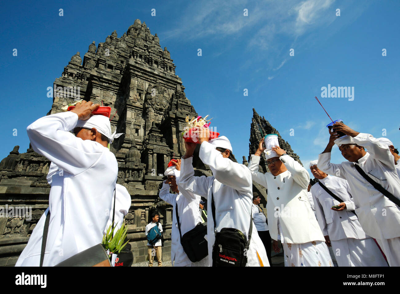 Yogyakarta, Indonésie. Mar 16, 2018. Les Hindous indonésiens holding les offrandes au cours de la cérémonie rituelle Tawur Agung Kasanga Nyepi avant de célébrations au temple de Prambanan, Yogyakarta, Indonésie. Balinais Nyepi est ' jour Silence' est que chaque nouvelle année commarated Saka selon calendrier balinais. Credit : Dadang Trimulyanto/Pacific Press/Alamy Live News Banque D'Images Yogyakarta, Indonésie. Mar 16, 2018. Les Hindous indonésiens holding les offrandes au cours de la cérémonie rituelle Tawur Agung Kasanga Nyepi avant de célébrations au temple de Prambanan, Yogyakarta, Indonésie. Balinais Nyepi est ' jour Silence' est que chaque nouvelle année commarated Saka selon calendrier balinais. Credit : Dadang Trimulyanto/Pacific Press/Alamy Live News Banque D'Images