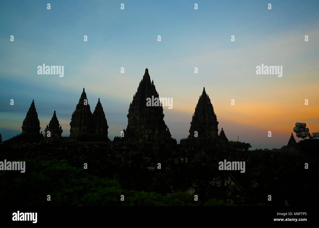 Yogyakarta, Indonésie. Mar 16, 2018. Avis de Prambanan temple durant la cérémonie rituelle Tawur Agung Kasanga avant de célébrer Nyepi à Yogyakarta, Indonésie. Balinais Nyepi est ' jour Silence' est que chaque nouvelle année commarated Saka selon calendrier balinais. Credit : Dadang Trimulyanto/Pacific Press/Alamy Live News Banque D'Images Yogyakarta, Indonésie. Mar 16, 2018. Avis de Prambanan temple durant la cérémonie rituelle Tawur Agung Kasanga avant de célébrer Nyepi à Yogyakarta, Indonésie. Balinais Nyepi est ' jour Silence' est que chaque nouvelle année commarated Saka selon calendrier balinais. Credit : Dadang Trimulyanto/Pacific Press/Alamy Live News Banque D'Images