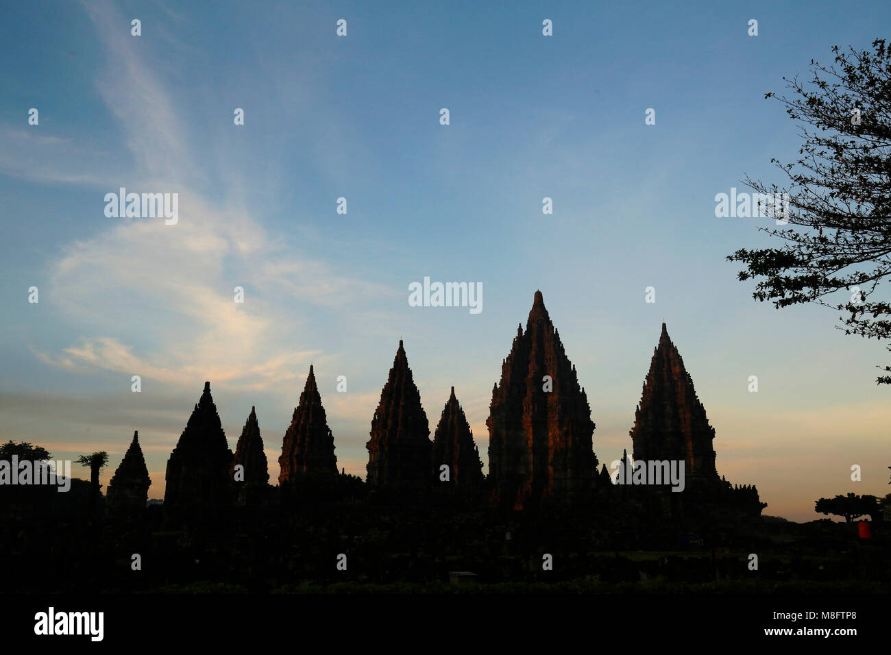 Yogyakarta, Indonésie. Mar 16, 2018. Avis de Prambanan temple durant la cérémonie rituelle Tawur Agung Kasanga avant de célébrer Nyepi à Yogyakarta, Indonésie. Balinais Nyepi est ' jour Silence' est que chaque nouvelle année commarated Saka selon calendrier balinais. Credit : Dadang Trimulyanto/Pacific Press/Alamy Live News Banque D'Images Yogyakarta, Indonésie. Mar 16, 2018. Avis de Prambanan temple durant la cérémonie rituelle Tawur Agung Kasanga avant de célébrer Nyepi à Yogyakarta, Indonésie. Balinais Nyepi est ' jour Silence' est que chaque nouvelle année commarated Saka selon calendrier balinais. Credit : Dadang Trimulyanto/Pacific Press/Alamy Live News Banque D'Images