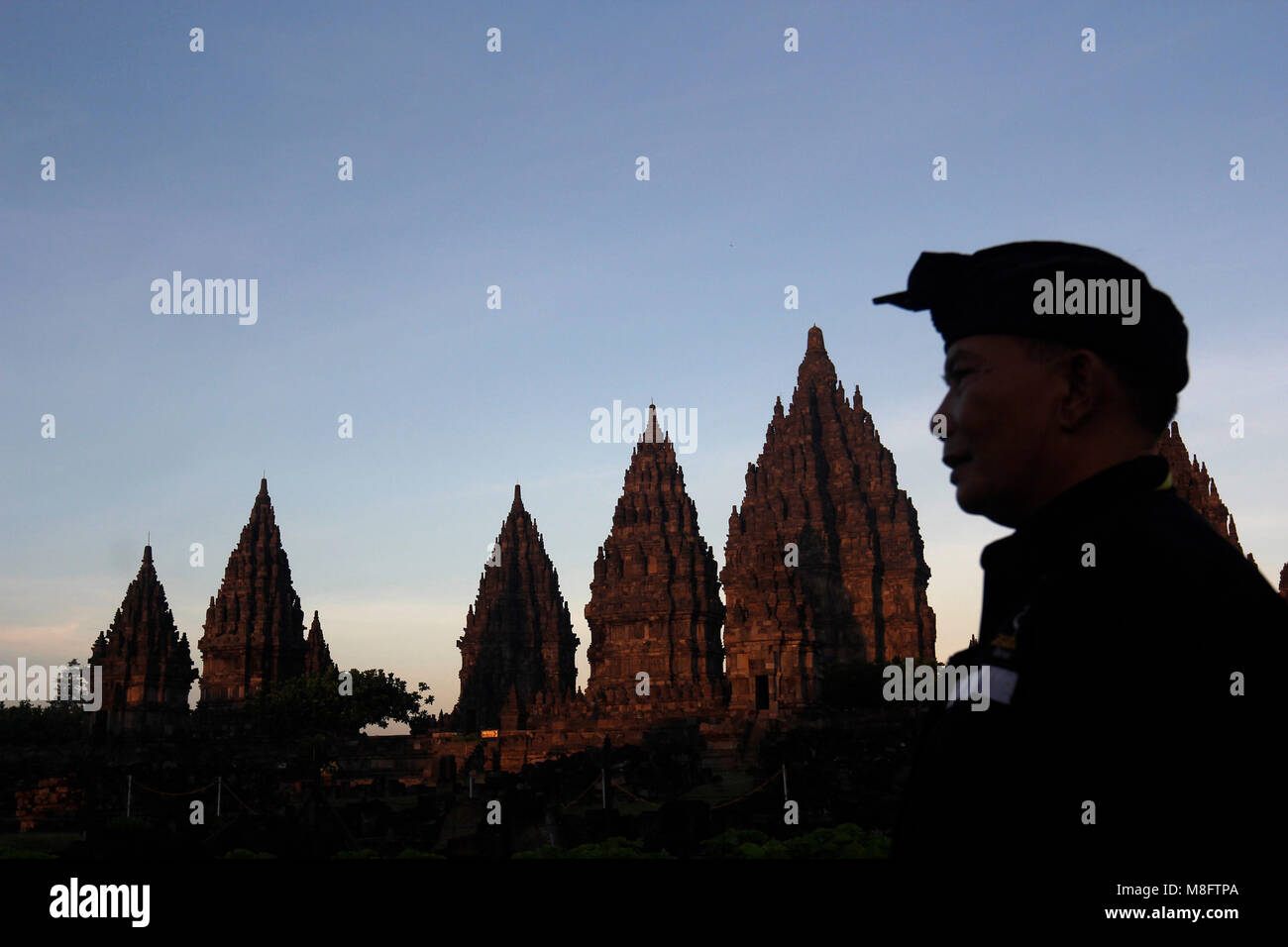 Yogyakarta, Indonésie. Mar 16, 2018. Assister à une cérémonie rituelle hindoue indonésien Tawur Agung Kasanga Nyepi avant de célébrations au temple de Prambanan, Yogyakarta, Indonésie. Balinais Nyepi est ' jour Silence' est que chaque nouvelle année commarated Saka selon calendrier balinais. Credit : Dadang Trimulyanto/Pacific Press/Alamy Live News Banque D'Images Yogyakarta, Indonésie. Mar 16, 2018. Assister à une cérémonie rituelle hindoue indonésien Tawur Agung Kasanga Nyepi avant de célébrations au temple de Prambanan, Yogyakarta, Indonésie. Balinais Nyepi est ' jour Silence' est que chaque nouvelle année commarated Saka selon calendrier balinais. Credit : Dadang Trimulyanto/Pacific Press/Alamy Live News Banque D'Images