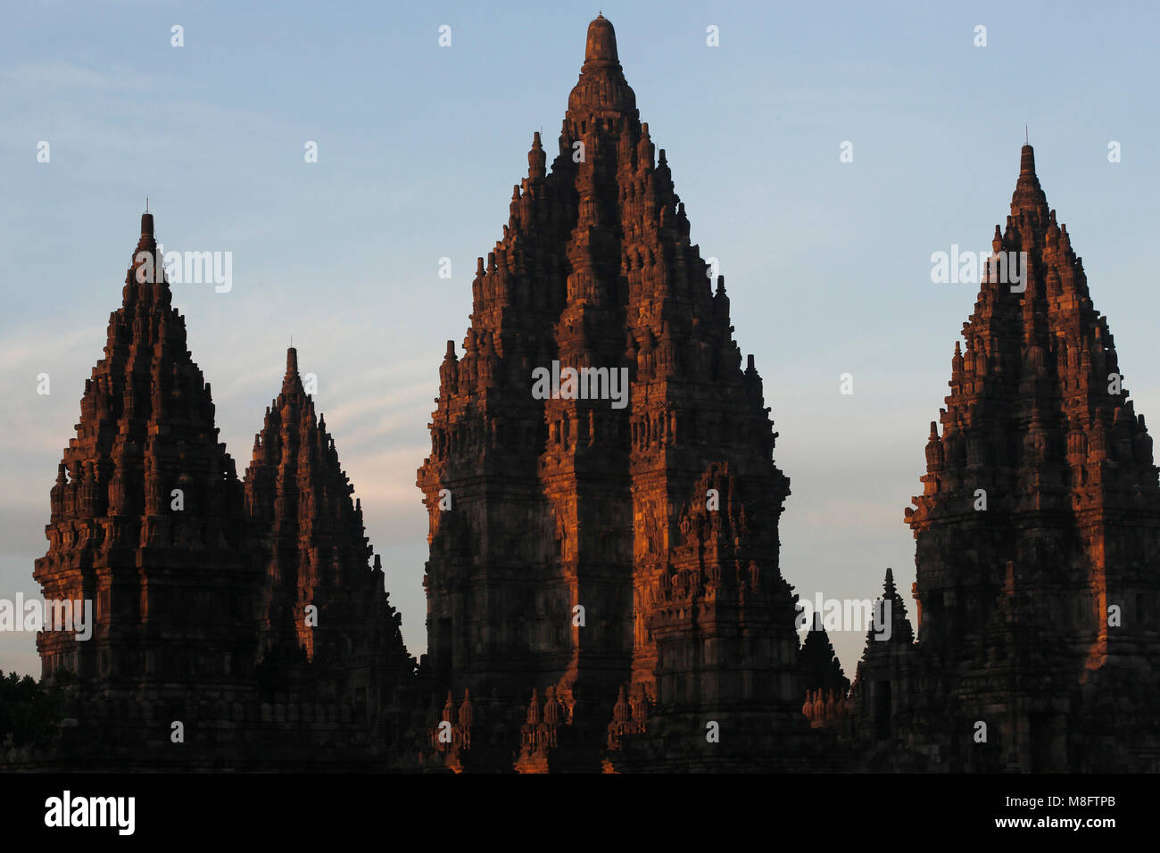 Yogyakarta, Indonésie. Mar 16, 2018. Avis de Prambanan temple durant la cérémonie rituelle Tawur Agung Kasanga avant de célébrer Nyepi à Yogyakarta, Indonésie. Balinais Nyepi est ' jour Silence' est que chaque nouvelle année commarated Saka selon calendrier balinais. Credit : Dadang Trimulyanto/Pacific Press/Alamy Live News Banque D'Images Yogyakarta, Indonésie. Mar 16, 2018. Avis de Prambanan temple durant la cérémonie rituelle Tawur Agung Kasanga avant de célébrer Nyepi à Yogyakarta, Indonésie. Balinais Nyepi est ' jour Silence' est que chaque nouvelle année commarated Saka selon calendrier balinais. Credit : Dadang Trimulyanto/Pacific Press/Alamy Live News Banque D'Images