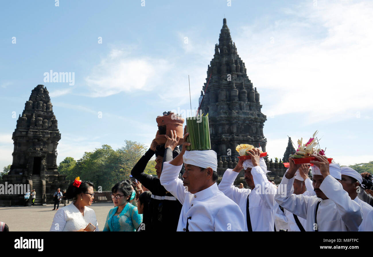 Yogyakarta, Indonésie. Mar 16, 2018. Les Hindous indonésiens holding les offrandes au cours de la cérémonie rituelle Tawur Agung Kasanga Nyepi avant de célébrations au temple de Prambanan, Yogyakarta, Indonésie. Balinais Nyepi est ' jour Silence' est que chaque nouvelle année commarated Saka selon calendrier balinais. Credit : Dadang Trimulyanto/Pacific Press/Alamy Live News Banque D'Images Yogyakarta, Indonésie. Mar 16, 2018. Les Hindous indonésiens holding les offrandes au cours de la cérémonie rituelle Tawur Agung Kasanga Nyepi avant de célébrations au temple de Prambanan, Yogyakarta, Indonésie. Balinais Nyepi est ' jour Silence' est que chaque nouvelle année commarated Saka selon calendrier balinais. Credit : Dadang Trimulyanto/Pacific Press/Alamy Live News Banque D'Images