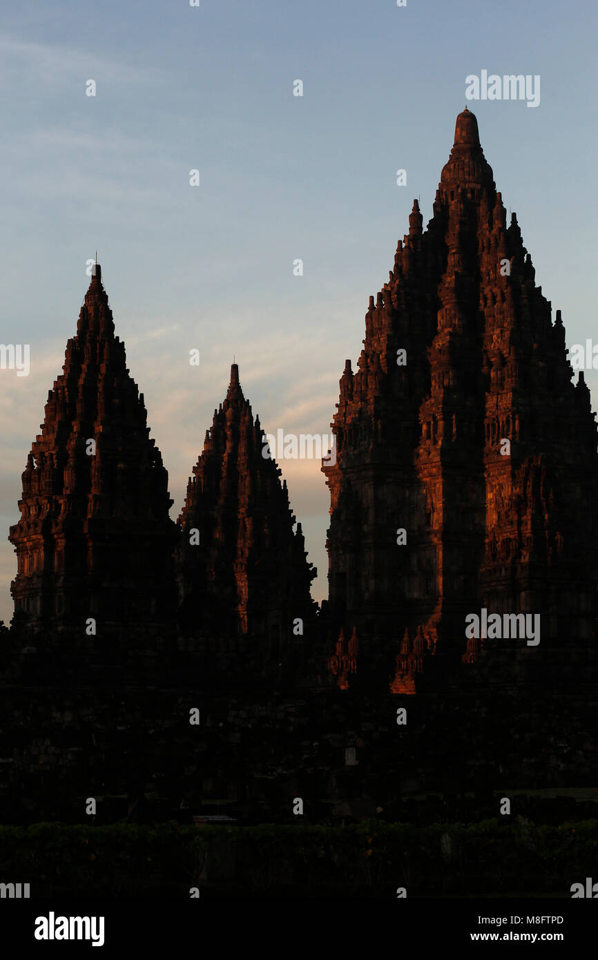 Yogyakarta, Indonésie. Mar 16, 2018. Avis de Prambanan temple durant la cérémonie rituelle Tawur Agung Kasanga avant de célébrer Nyepi à Yogyakarta, Indonésie. Balinais Nyepi est ' jour Silence' est que chaque nouvelle année commarated Saka selon calendrier balinais. Credit : Dadang Trimulyanto/Pacific Press/Alamy Live News Banque D'Images Yogyakarta, Indonésie. Mar 16, 2018. Avis de Prambanan temple durant la cérémonie rituelle Tawur Agung Kasanga avant de célébrer Nyepi à Yogyakarta, Indonésie. Balinais Nyepi est ' jour Silence' est que chaque nouvelle année commarated Saka selon calendrier balinais. Credit : Dadang Trimulyanto/Pacific Press/Alamy Live News Banque D'Images