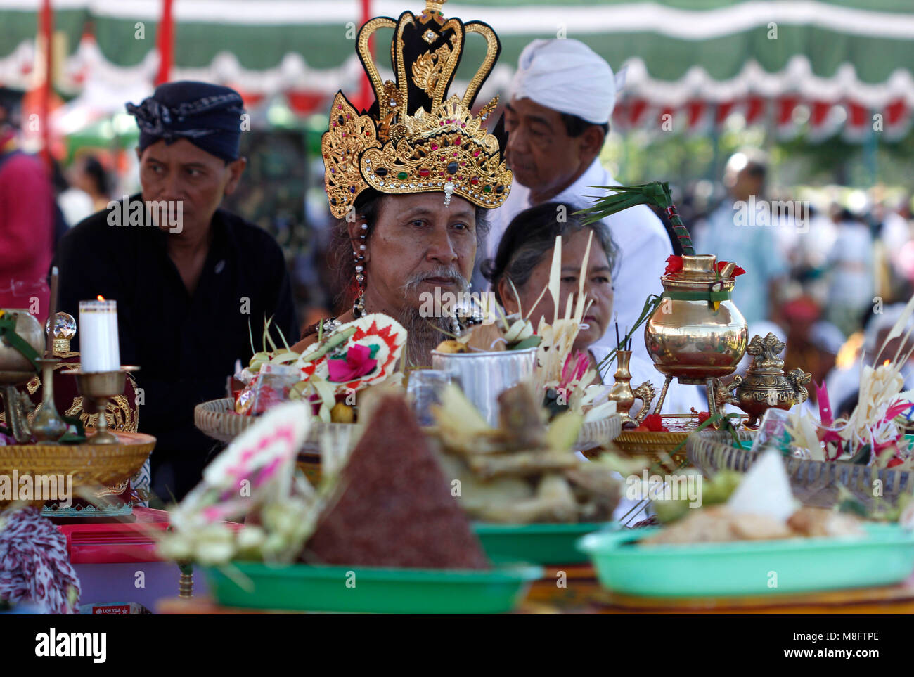 Yogyakarta, Indonésie. Mar 16, 2018. Les Hindous indonésiens assistant à la cérémonie rituelle Tawur Agung Kasanga Nyepi avant de célébrations au temple de Prambanan, Yogyakarta, Indonésie. Balinais Nyepi est ' jour Silence' est que chaque nouvelle année commarated Saka selon calendrier balinais. Credit : Dadang Trimulyanto/Pacific Press/Alamy Live News Banque D'Images Yogyakarta, Indonésie. Mar 16, 2018. Les Hindous indonésiens assistant à la cérémonie rituelle Tawur Agung Kasanga Nyepi avant de célébrations au temple de Prambanan, Yogyakarta, Indonésie. Balinais Nyepi est ' jour Silence' est que chaque nouvelle année commarated Saka selon calendrier balinais. Credit : Dadang Trimulyanto/Pacific Press/Alamy Live News Banque D'Images