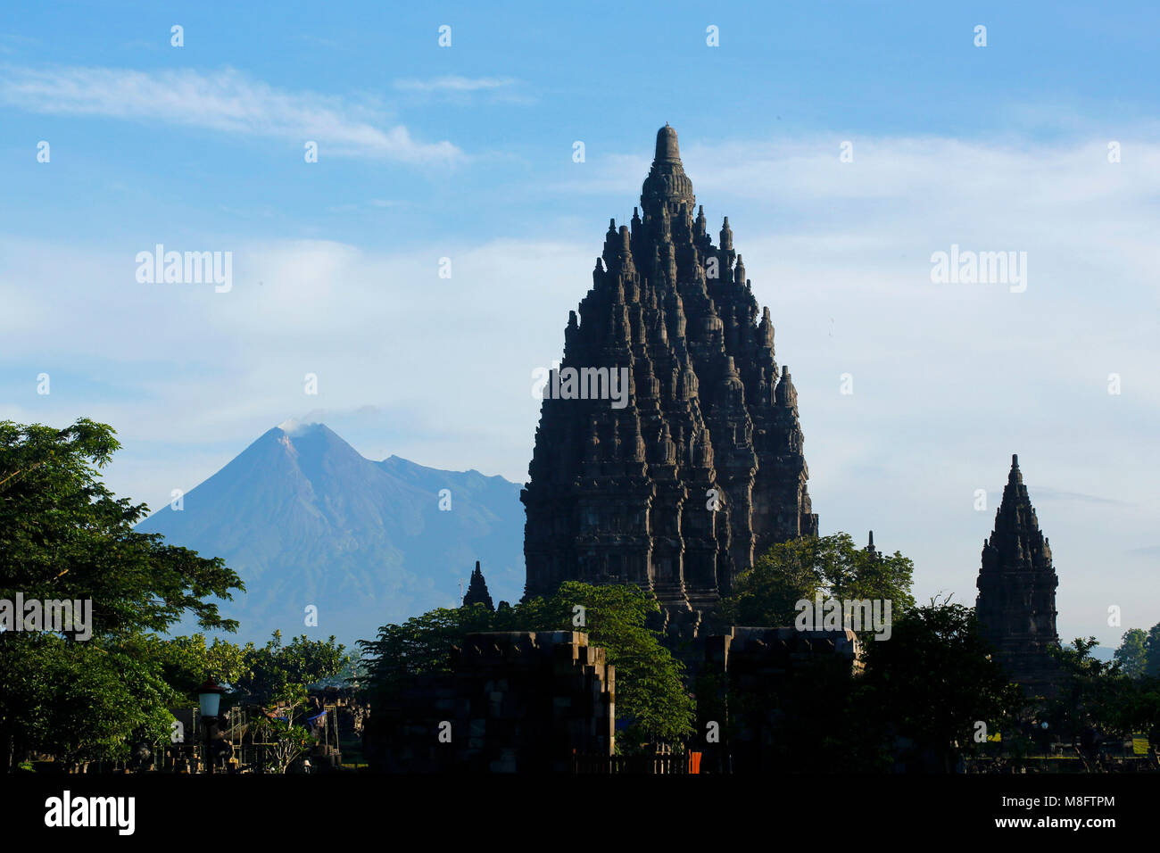 Yogyakarta, Indonésie. Mar 16, 2018. Vue de temple de Prambanan et Merapi montagne lors d'une cérémonie rituelle Tawur Agung Kasanga avant de célébrer Nyepi à Yogyakarta, Indonésie. Balinais Nyepi est ' jour Silence' est que chaque nouvelle année commarated Saka selon calendrier balinais. Credit : Dadang Trimulyanto/Pacific Press/Alamy Live News Banque D'Images Yogyakarta, Indonésie. Mar 16, 2018. Vue de temple de Prambanan et Merapi montagne lors d'une cérémonie rituelle Tawur Agung Kasanga avant de célébrer Nyepi à Yogyakarta, Indonésie. Balinais Nyepi est ' jour Silence' est que chaque nouvelle année commarated Saka selon calendrier balinais. Credit : Dadang Trimulyanto/Pacific Press/Alamy Live News Banque D'Images