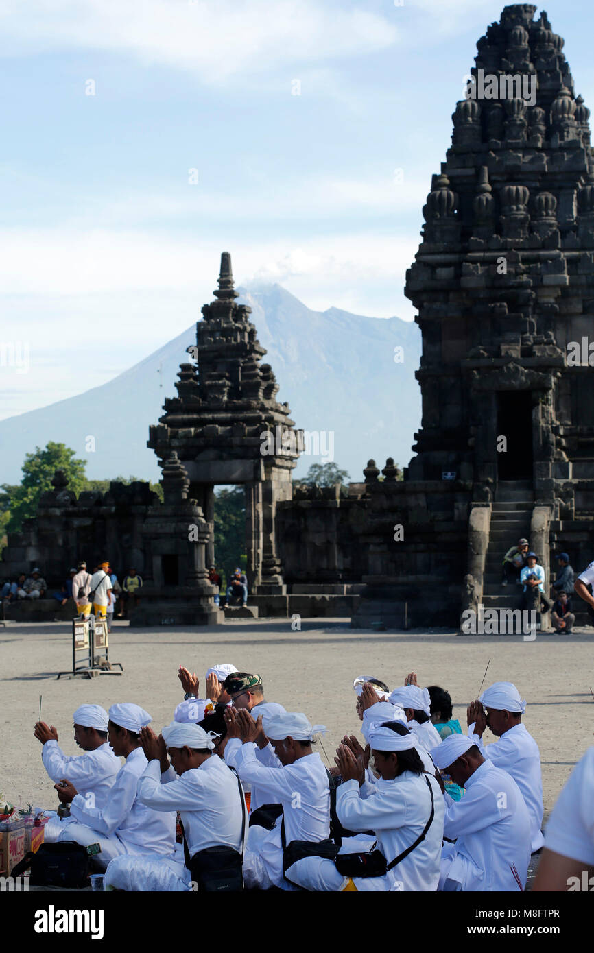 Yogyakarta, Indonésie. Mar 16, 2018. Les Hindous indonésiens priant durant la cérémonie rituelle Tawur Agung Kasanga Nyepi avant de célébrations au temple de Prambanan, Yogyakarta, Indonésie. Balinais Nyepi est ' jour Silence' est que chaque nouvelle année commarated Saka selon calendrier balinais. Credit : Dadang Trimulyanto/Pacific Press/Alamy Live News Banque D'Images Yogyakarta, Indonésie. Mar 16, 2018. Les Hindous indonésiens priant durant la cérémonie rituelle Tawur Agung Kasanga Nyepi avant de célébrations au temple de Prambanan, Yogyakarta, Indonésie. Balinais Nyepi est ' jour Silence' est que chaque nouvelle année commarated Saka selon calendrier balinais. Credit : Dadang Trimulyanto/Pacific Press/Alamy Live News Banque D'Images