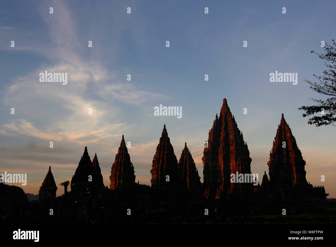 Yogyakarta, Indonésie. Mar 16, 2018. Avis de Prambanan temple durant la cérémonie rituelle Tawur Agung Kasanga avant de célébrer Nyepi à Yogyakarta, Indonésie. Balinais Nyepi est ' jour Silence' est que chaque nouvelle année commarated Saka selon calendrier balinais. Credit : Dadang Trimulyanto/Pacific Press/Alamy Live News Banque D'Images Yogyakarta, Indonésie. Mar 16, 2018. Avis de Prambanan temple durant la cérémonie rituelle Tawur Agung Kasanga avant de célébrer Nyepi à Yogyakarta, Indonésie. Balinais Nyepi est ' jour Silence' est que chaque nouvelle année commarated Saka selon calendrier balinais. Credit : Dadang Trimulyanto/Pacific Press/Alamy Live News Banque D'Images