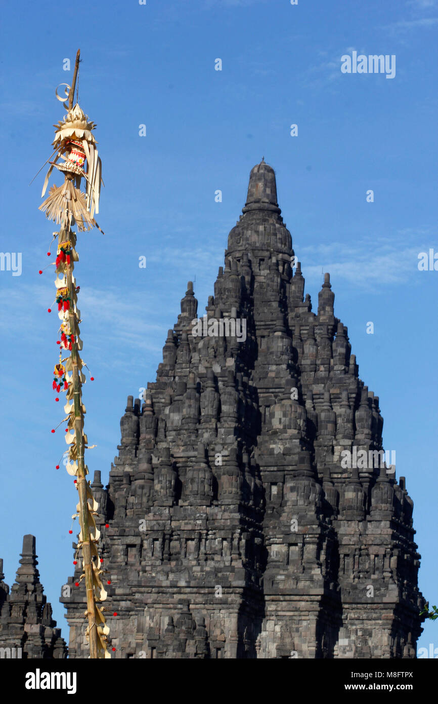 Yogyakarta, Indonésie. Mar 16, 2018. Les jeunes feuilles de noix de coco comme ornement durant la cérémonie rituelle Tawur Agung Kasanga Nyepi avant de célébrations au temple de Prambanan, Yogyakarta, Indonésie. Balinais Nyepi est ' jour Silence' est que chaque nouvelle année commarated Saka selon calendrier balinais. Credit : Dadang Trimulyanto/Pacific Press/Alamy Live News Banque D'Images Yogyakarta, Indonésie. Mar 16, 2018. Les jeunes feuilles de noix de coco comme ornement durant la cérémonie rituelle Tawur Agung Kasanga Nyepi avant de célébrations au temple de Prambanan, Yogyakarta, Indonésie. Balinais Nyepi est ' jour Silence' est que chaque nouvelle année commarated Saka selon calendrier balinais. Credit : Dadang Trimulyanto/Pacific Press/Alamy Live News Banque D'Images
