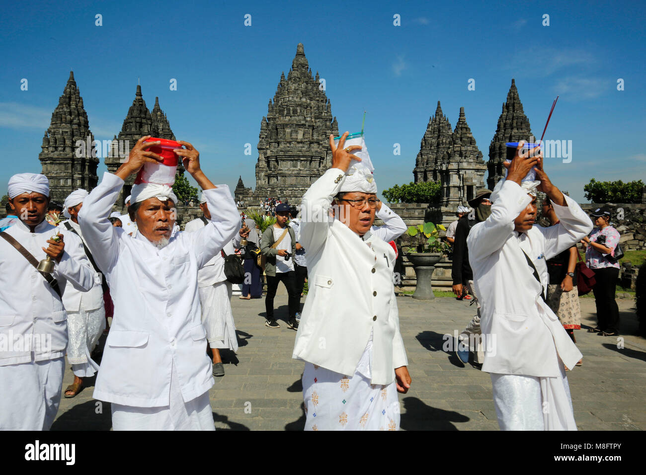 Yogyakarta, Indonésie. Mar 16, 2018. Les Hindous indonésiens holding les offrandes au cours de la cérémonie rituelle Tawur Agung Kasanga Nyepi avant de célébrations au temple de Prambanan, Yogyakarta, Indonésie. Balinais Nyepi est ' jour Silence' est que chaque nouvelle année commarated Saka selon calendrier balinais. Credit : Dadang Trimulyanto/Pacific Press/Alamy Live News Banque D'Images Yogyakarta, Indonésie. Mar 16, 2018. Les Hindous indonésiens holding les offrandes au cours de la cérémonie rituelle Tawur Agung Kasanga Nyepi avant de célébrations au temple de Prambanan, Yogyakarta, Indonésie. Balinais Nyepi est ' jour Silence' est que chaque nouvelle année commarated Saka selon calendrier balinais. Credit : Dadang Trimulyanto/Pacific Press/Alamy Live News Banque D'Images