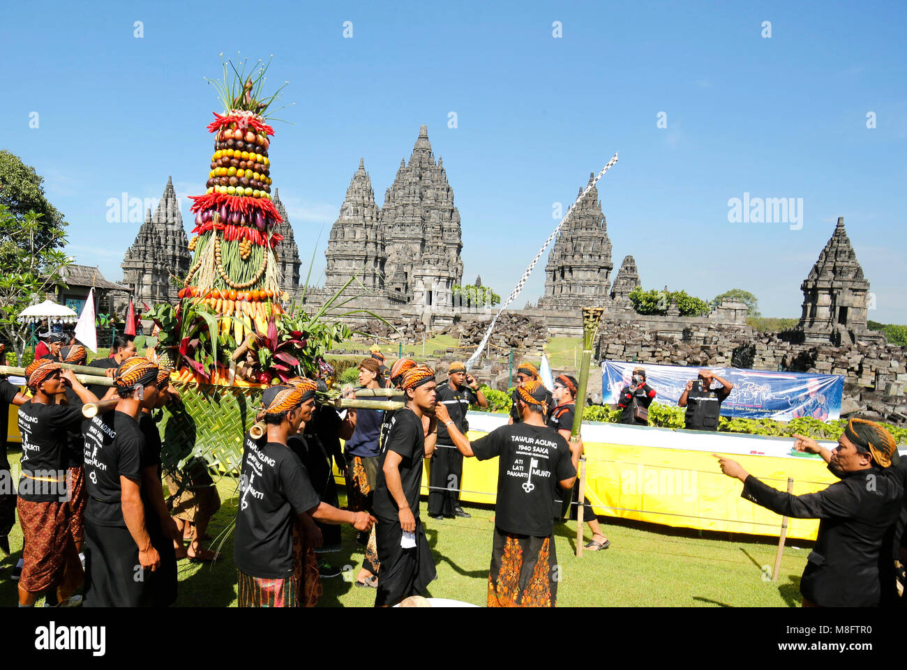 Yogyakarta, Indonésie. Mar 16, 2018. Les Hindous indonésiens holding les offrandes au cours de la cérémonie rituelle Tawur Agung Kasanga Nyepi avant de célébrations au temple de Prambanan, Yogyakarta, Indonésie. Balinais Nyepi est ' jour Silence' est que chaque nouvelle année commarated Saka selon calendrier balinais. Credit : Dadang Trimulyanto/Pacific Press/Alamy Live News Banque D'Images Yogyakarta, Indonésie. Mar 16, 2018. Les Hindous indonésiens holding les offrandes au cours de la cérémonie rituelle Tawur Agung Kasanga Nyepi avant de célébrations au temple de Prambanan, Yogyakarta, Indonésie. Balinais Nyepi est ' jour Silence' est que chaque nouvelle année commarated Saka selon calendrier balinais. Credit : Dadang Trimulyanto/Pacific Press/Alamy Live News Banque D'Images