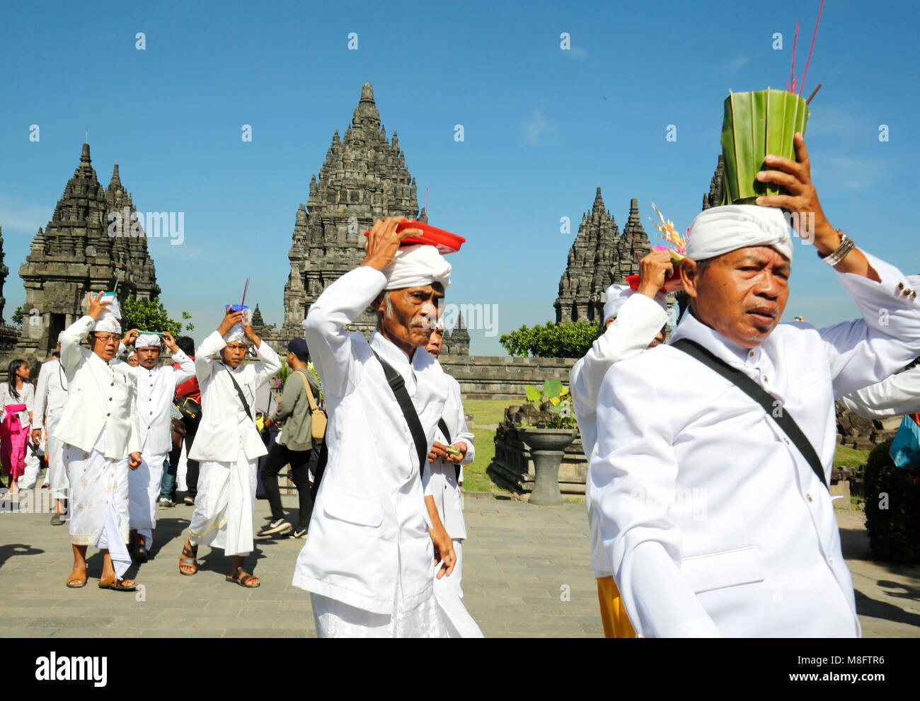 Yogyakarta, Indonésie. Mar 16, 2018. Les Hindous indonésiens holding les offrandes au cours de la cérémonie rituelle Tawur Agung Kasanga Nyepi avant de célébrations au temple de Prambanan, Yogyakarta, Indonésie. Balinais Nyepi est ' jour Silence' est que chaque nouvelle année commarated Saka selon calendrier balinais. Credit : Dadang Trimulyanto/Pacific Press/Alamy Live News Banque D'Images Yogyakarta, Indonésie. Mar 16, 2018. Les Hindous indonésiens holding les offrandes au cours de la cérémonie rituelle Tawur Agung Kasanga Nyepi avant de célébrations au temple de Prambanan, Yogyakarta, Indonésie. Balinais Nyepi est ' jour Silence' est que chaque nouvelle année commarated Saka selon calendrier balinais. Credit : Dadang Trimulyanto/Pacific Press/Alamy Live News Banque D'Images