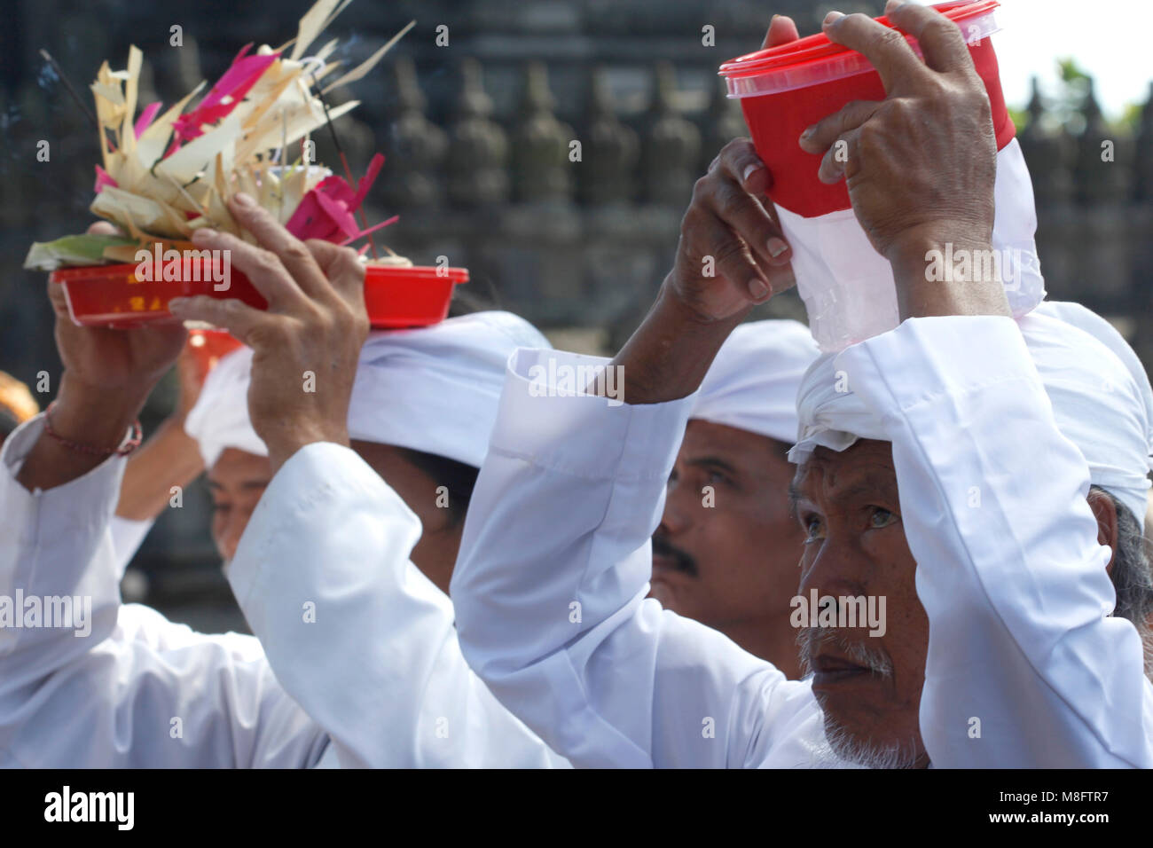 Yogyakarta, Indonésie. Mar 16, 2018. Les Hindous indonésiens holding les offrandes au cours de la cérémonie rituelle Tawur Agung Kasanga Nyepi avant de célébrations au temple de Prambanan, Yogyakarta, Indonésie. Balinais Nyepi est ' jour Silence' est que chaque nouvelle année commarated Saka selon calendrier balinais. Credit : Dadang Trimulyanto/Pacific Press/Alamy Live News Banque D'Images Yogyakarta, Indonésie. Mar 16, 2018. Les Hindous indonésiens holding les offrandes au cours de la cérémonie rituelle Tawur Agung Kasanga Nyepi avant de célébrations au temple de Prambanan, Yogyakarta, Indonésie. Balinais Nyepi est ' jour Silence' est que chaque nouvelle année commarated Saka selon calendrier balinais. Credit : Dadang Trimulyanto/Pacific Press/Alamy Live News Banque D'Images