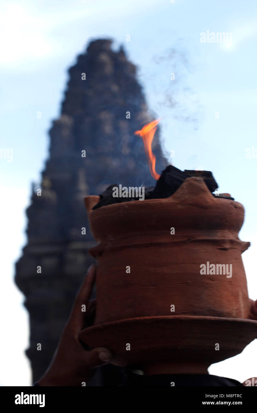 Yogyakarta, Indonésie. Mar 16, 2018. Un hindou indonésien maintenant l'épargne au cours de cérémonie rituelle Tawur Agung Kasanga Nyepi avant de célébrations au temple de Prambanan, Yogyakarta, Indonésie. Balinais Nyepi est ' jour Silence' est que chaque nouvelle année commarated Saka selon calendrier balinais. Credit : Dadang Trimulyanto/Pacific Press/Alamy Live News Banque D'Images Yogyakarta, Indonésie. Mar 16, 2018. Un hindou indonésien maintenant l'épargne au cours de cérémonie rituelle Tawur Agung Kasanga Nyepi avant de célébrations au temple de Prambanan, Yogyakarta, Indonésie. Balinais Nyepi est ' jour Silence' est que chaque nouvelle année commarated Saka selon calendrier balinais. Credit : Dadang Trimulyanto/Pacific Press/Alamy Live News Banque D'Images