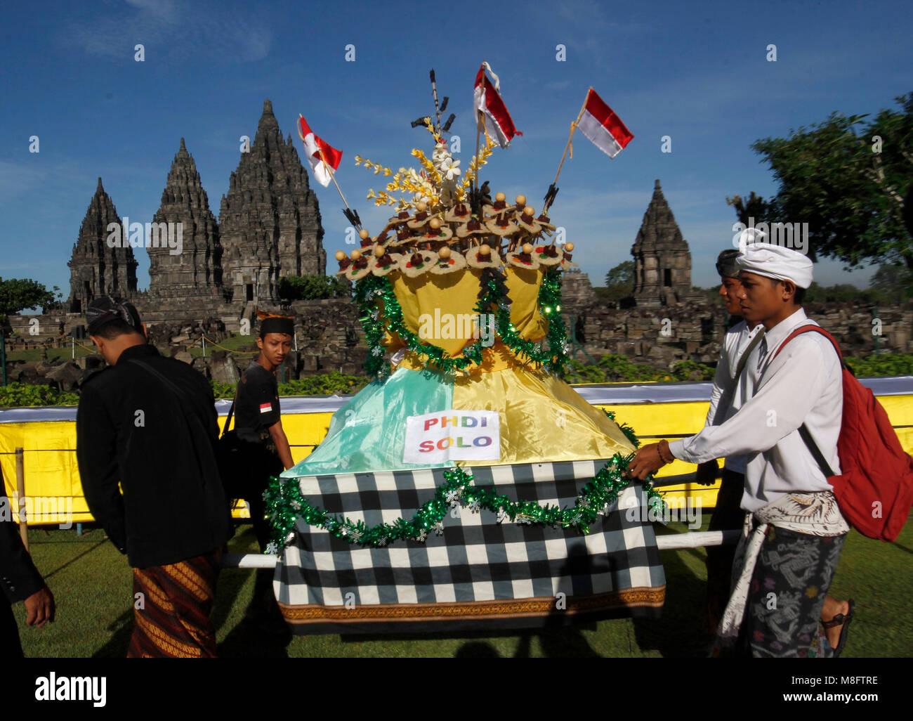 Yogyakarta, Indonésie. Mar 16, 2018. Les Hindous indonésiens holding les offrandes au cours de la cérémonie rituelle Tawur Agung Kasanga Nyepi avant de célébrations au temple de Prambanan, Yogyakarta, Indonésie. Balinais Nyepi est ' jour Silence' est que chaque nouvelle année commarated Saka selon calendrier balinais. Credit : Dadang Trimulyanto/Pacific Press/Alamy Live News Banque D'Images Yogyakarta, Indonésie. Mar 16, 2018. Les Hindous indonésiens holding les offrandes au cours de la cérémonie rituelle Tawur Agung Kasanga Nyepi avant de célébrations au temple de Prambanan, Yogyakarta, Indonésie. Balinais Nyepi est ' jour Silence' est que chaque nouvelle année commarated Saka selon calendrier balinais. Credit : Dadang Trimulyanto/Pacific Press/Alamy Live News Banque D'Images