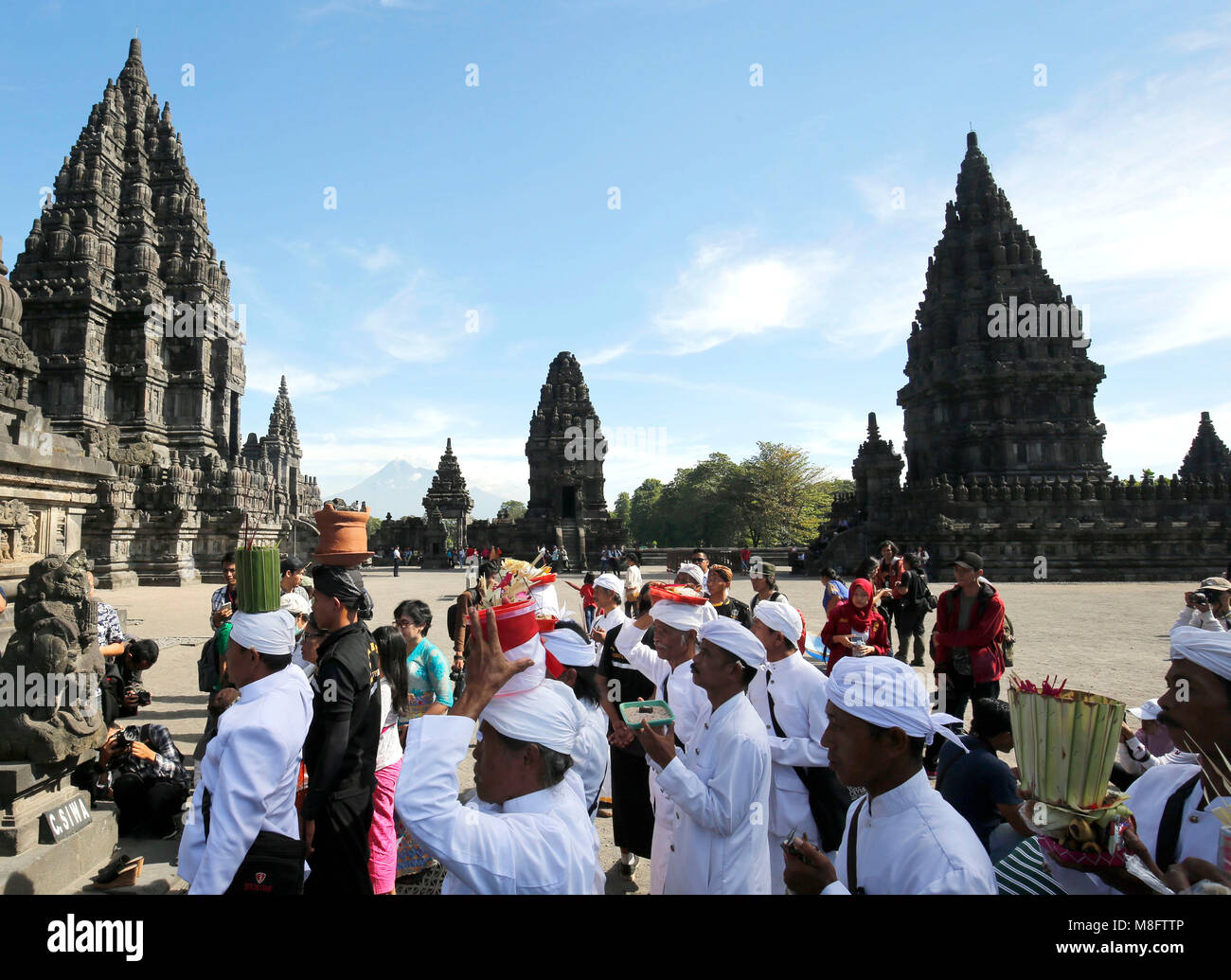 Yogyakarta, Indonésie. Mar 16, 2018. Les Hindous indonésiens holding les offrandes au cours de la cérémonie rituelle Tawur Agung Kasanga Nyepi avant de célébrations au temple de Prambanan, Yogyakarta, Indonésie. Balinais Nyepi est ' jour Silence' est que chaque nouvelle année commarated Saka selon calendrier balinais. Credit : Dadang Trimulyanto/Pacific Press/Alamy Live News Banque D'Images Yogyakarta, Indonésie. Mar 16, 2018. Les Hindous indonésiens holding les offrandes au cours de la cérémonie rituelle Tawur Agung Kasanga Nyepi avant de célébrations au temple de Prambanan, Yogyakarta, Indonésie. Balinais Nyepi est ' jour Silence' est que chaque nouvelle année commarated Saka selon calendrier balinais. Credit : Dadang Trimulyanto/Pacific Press/Alamy Live News Banque D'Images