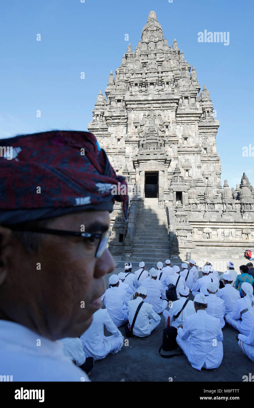 Yogyakarta, Indonésie. Mar 16, 2018. Les Hindous indonésiens priant durant la cérémonie rituelle Tawur Agung Kasanga Nyepi avant de célébrations au temple de Prambanan, Yogyakarta, Indonésie. Balinais Nyepi est ' jour Silence' est que chaque nouvelle année commarated Saka selon calendrier balinais. Credit : Dadang Trimulyanto/Pacific Press/Alamy Live News Banque D'Images Yogyakarta, Indonésie. Mar 16, 2018. Les Hindous indonésiens priant durant la cérémonie rituelle Tawur Agung Kasanga Nyepi avant de célébrations au temple de Prambanan, Yogyakarta, Indonésie. Balinais Nyepi est ' jour Silence' est que chaque nouvelle année commarated Saka selon calendrier balinais. Credit : Dadang Trimulyanto/Pacific Press/Alamy Live News Banque D'Images