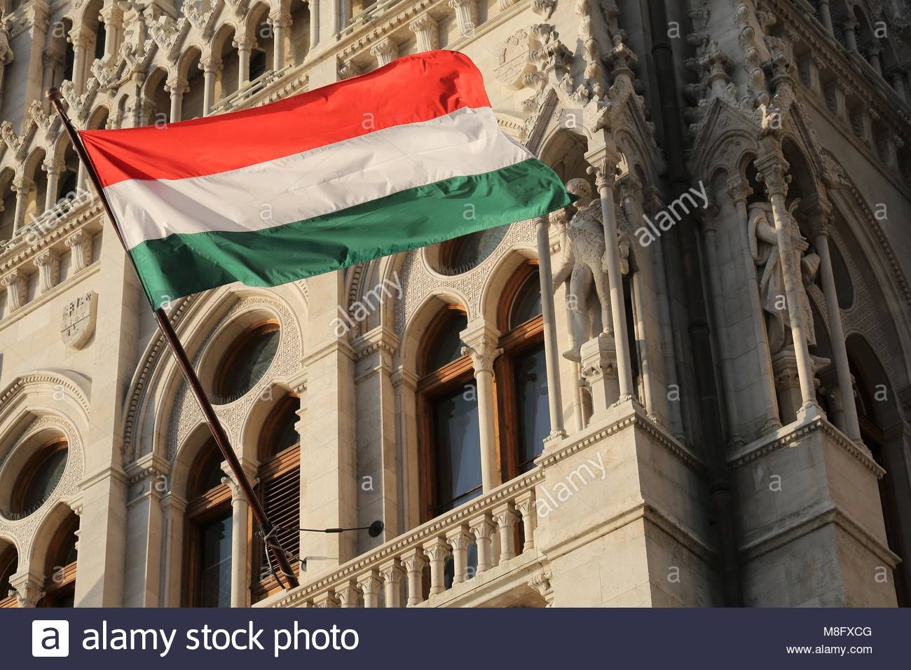 Le drapeau hongrois dans la belle lumière du soir au parlement de Budapest comme l'approche des élections. Banque D'Images