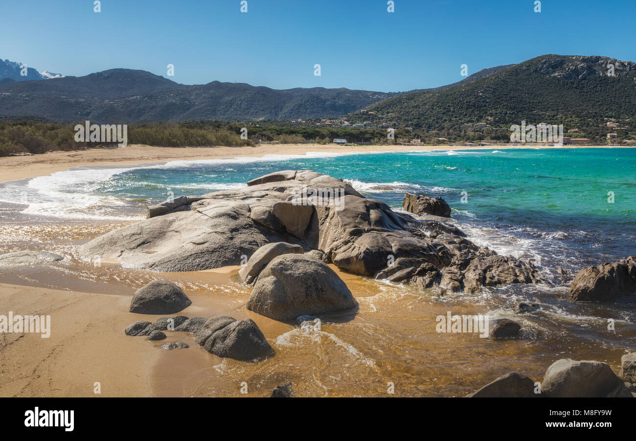 Lave Vagues Sur Des Rochers Et Du Sable à La Plage D