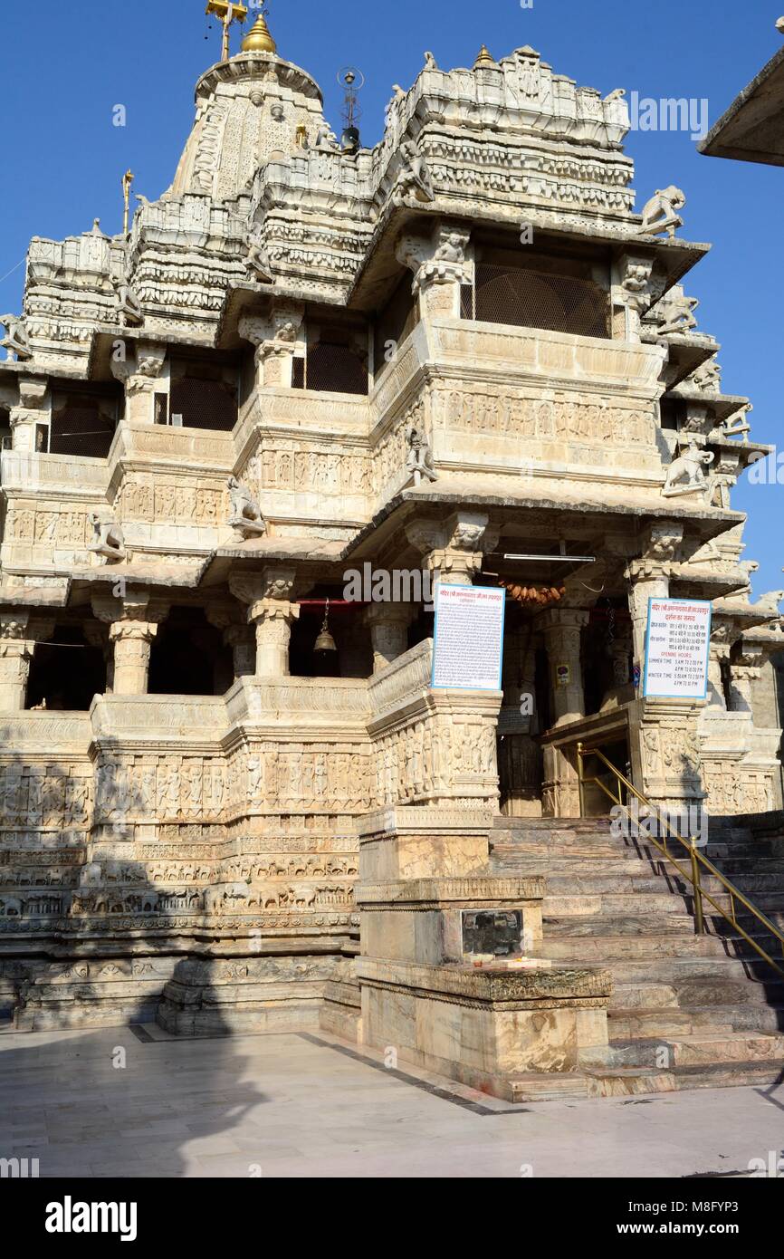 Jagdish Mandir un grand extérieur ornately carved Hindu Temple consacré à Vishnu situé au milieu de la vieille ville d'Udaipur Rajashan Inde Banque D'Images