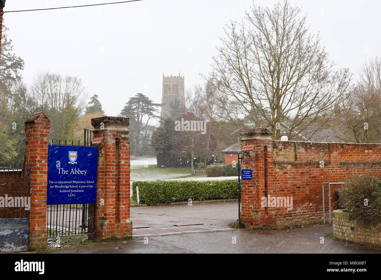 Entrée de l'abbaye école préparatoire et St Marys Parish Church à Woodbridge, Suffolk. L'hiver, la neige légère. Mars 2018. Banque D'Images