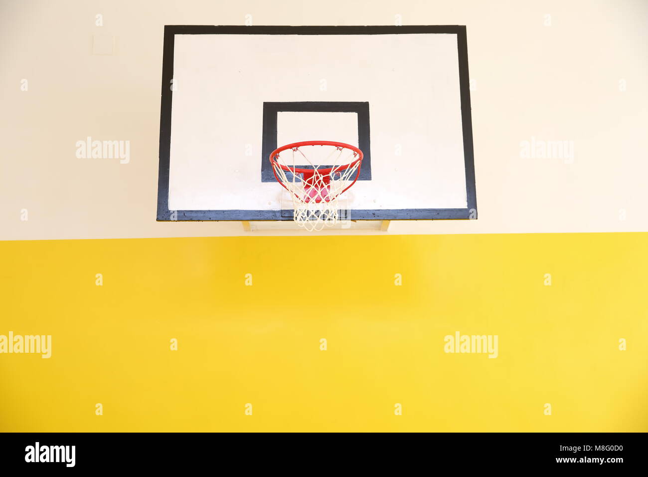 Conseils de basket-ball sont normalisés ainsi que leur hauteur sur laquelle ils sont placés de sorte que les joueurs de l'exercice dans les mêmes conditions. Banque D'Images
