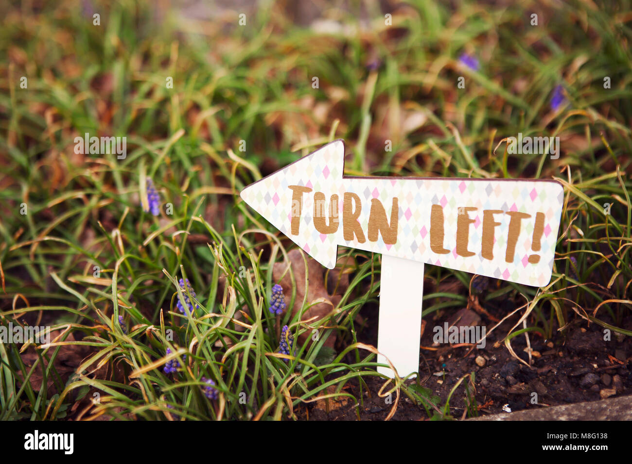 Tournez à gauche signe. Chasse aux œufs de Pâques, signe. Banque D'Images