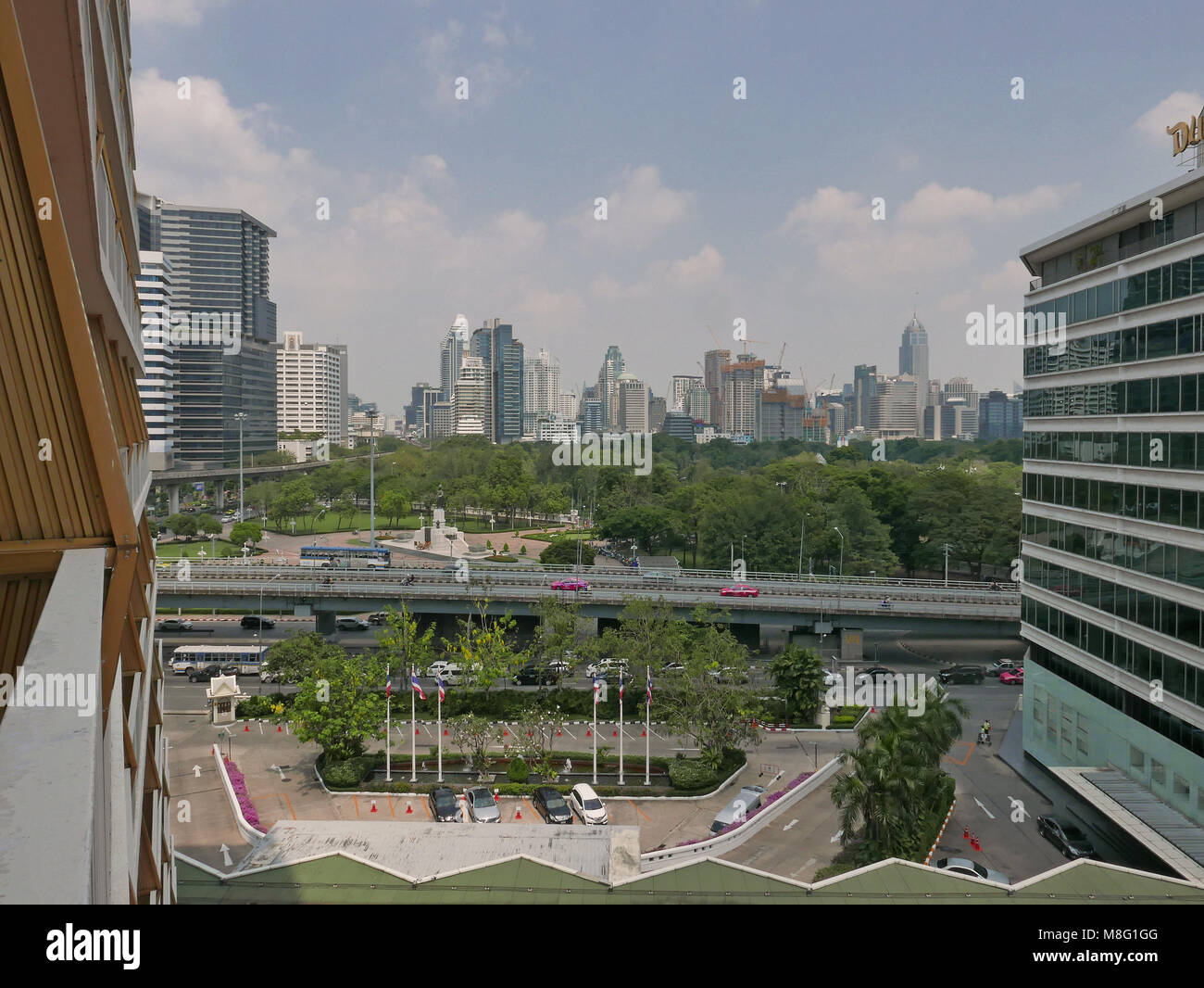 Vue de la ville moderne de Bangkok vu à partir de la poussière Thani Hotel de la district de Silom Bangkok en Thaïlande Banque D'Images
