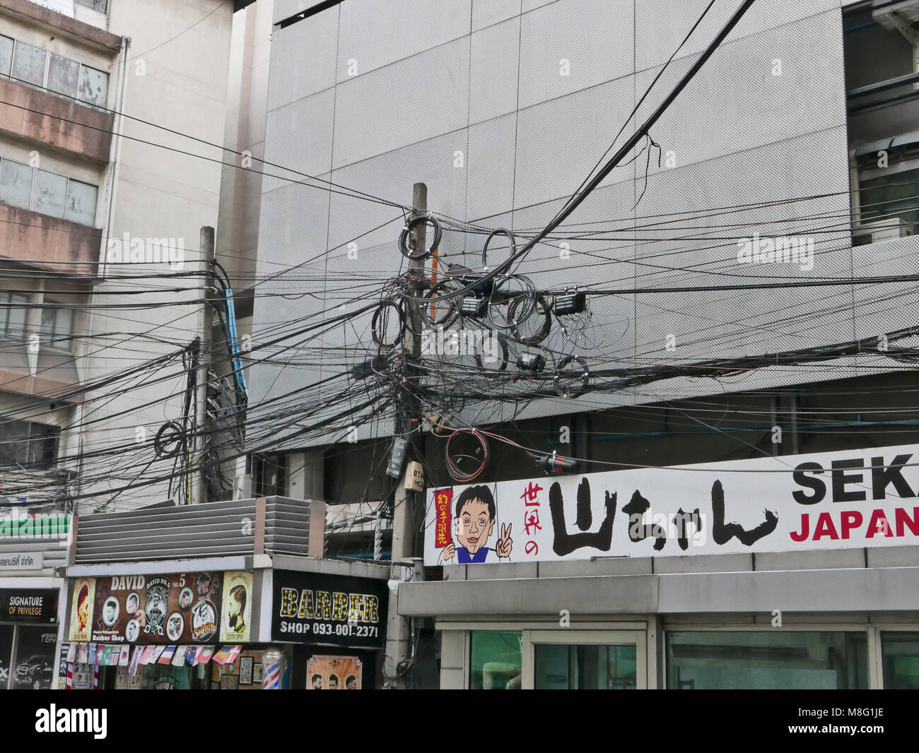 Réseau complexe de câblage routière à Bangkok, Thaïlande Banque D'Images