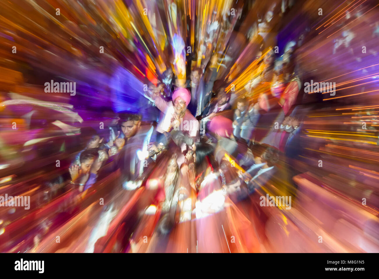 Burst zoom photo personnes dansant à réception de mariage indien Banque D'Images