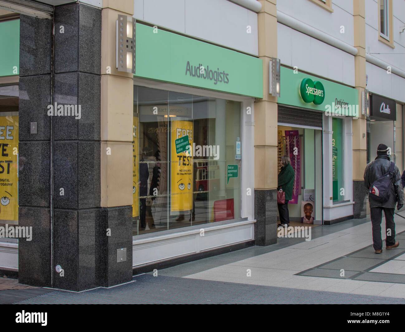 Le centre-ville de Stockport Specsavers, zone commerçante, Merseyway Banque D'Images