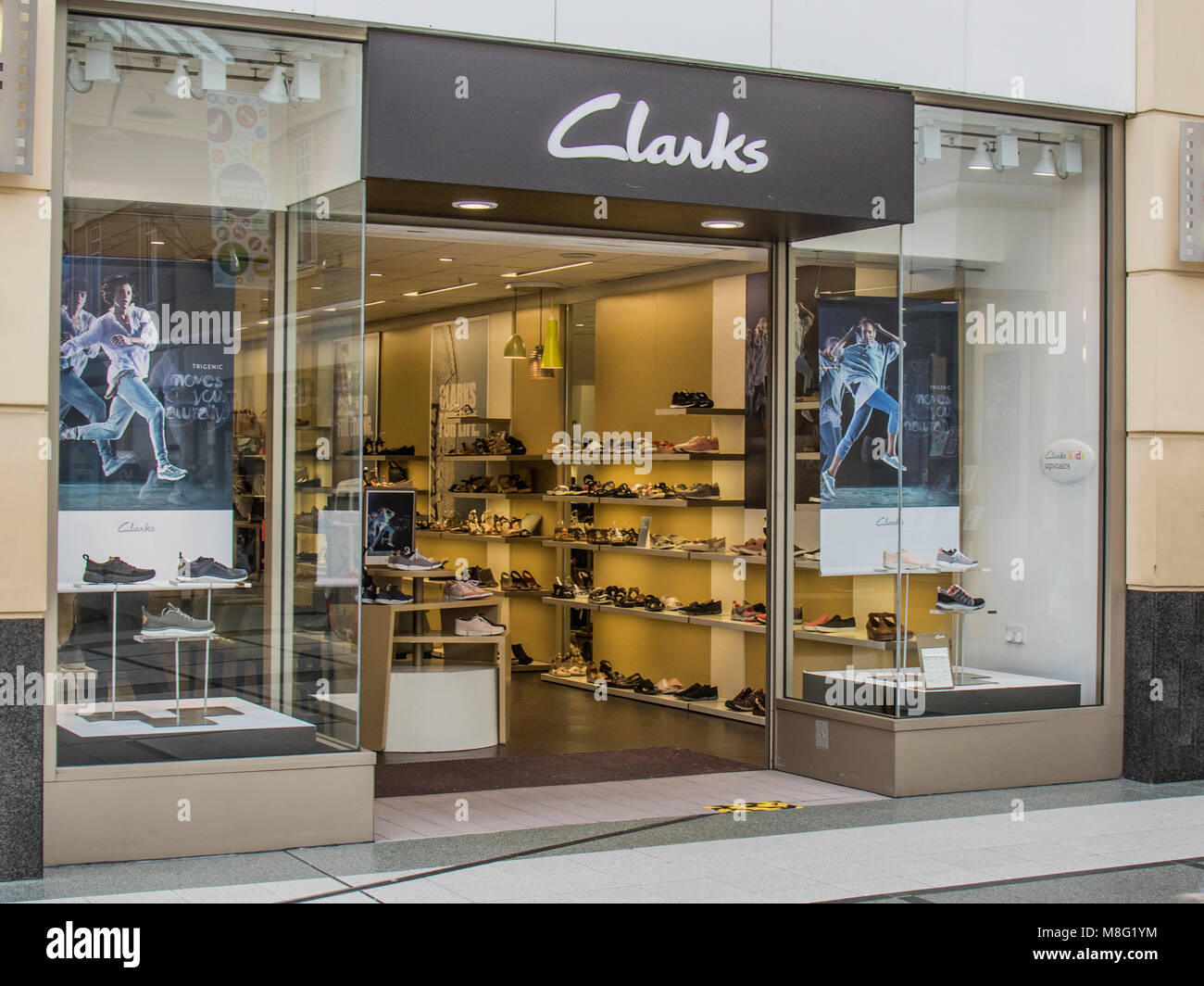Magasin de chaussures Clarks, Stockport Town Center shopping area,  Merseyway Photo Stock - Alamy