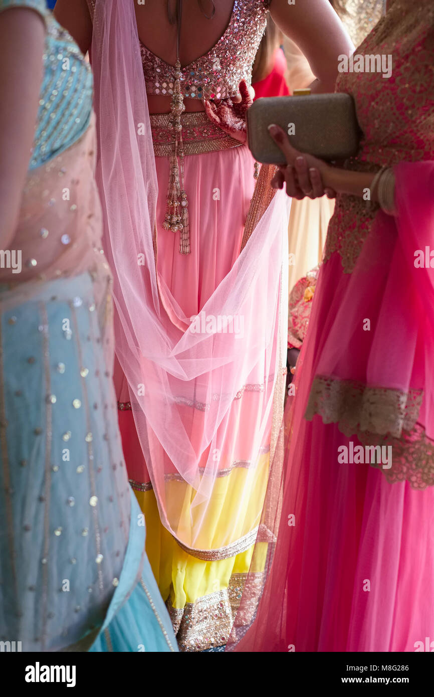 Détails des saris colorés que l'on porte à une réception de mariage indien Banque D'Images
