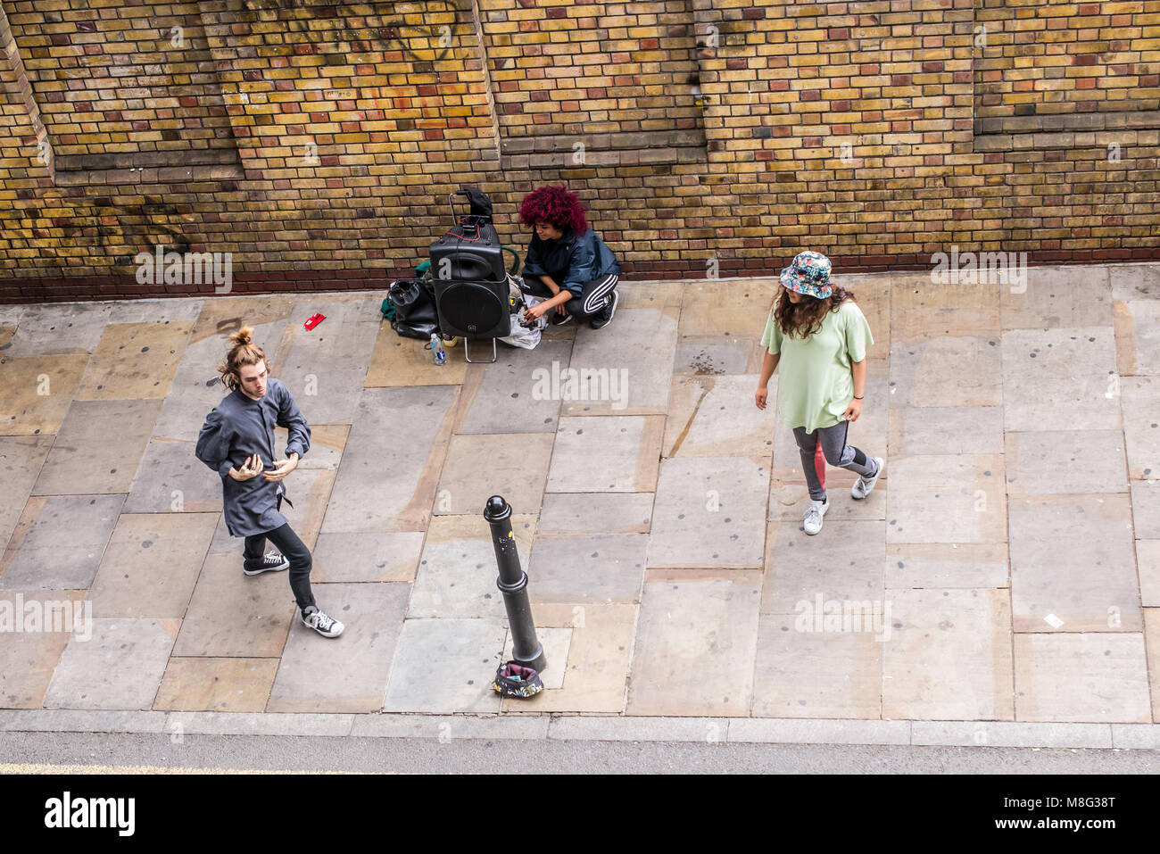 Street dance performance improvisée par le hip-hop danseurs acrobatiques en dehors de la Old Truman Brewery, Ely's Yard, Shoreditch, London, UK Banque D'Images