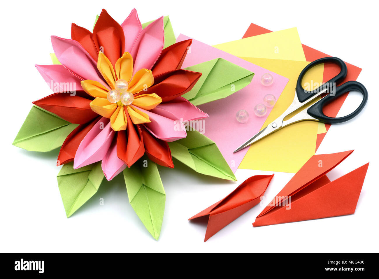 Tinker un papier coloré sur l'origami. lis d'eau isolé blanc fond. Banque D'Images
