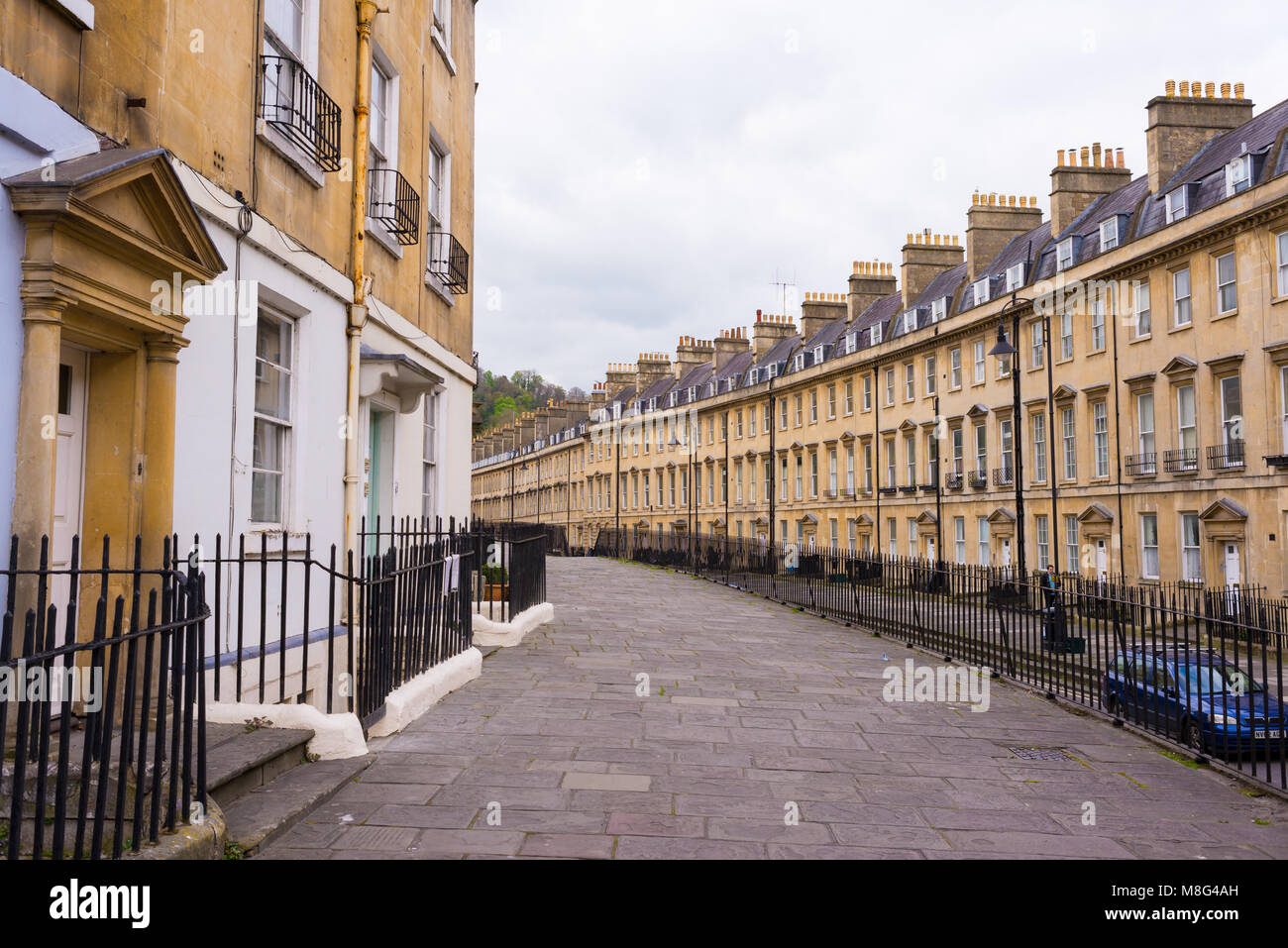 Bath, Royaume-Uni - Avril 2017 : Street View de l'immeuble d'habitation salon fabriqué à partir de l'échelle locale, de couleur or, pierre de Bath Banque D'Images