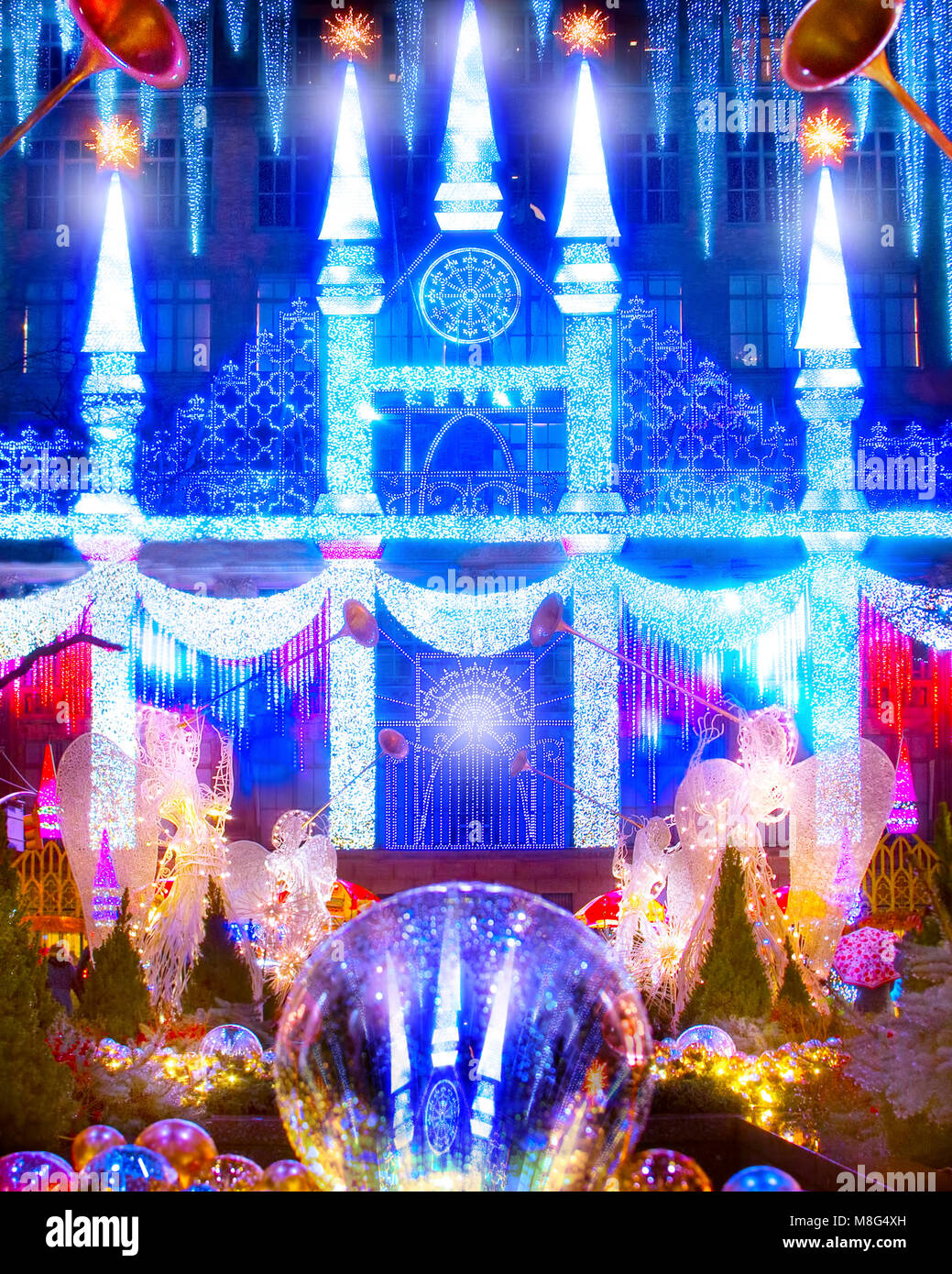 Le merveilleux et étonnant spectacle de lumière laser Noël projetée sur l'avant de Saks Fifth Avenue au Rockefeller Center à New York. Banque D'Images